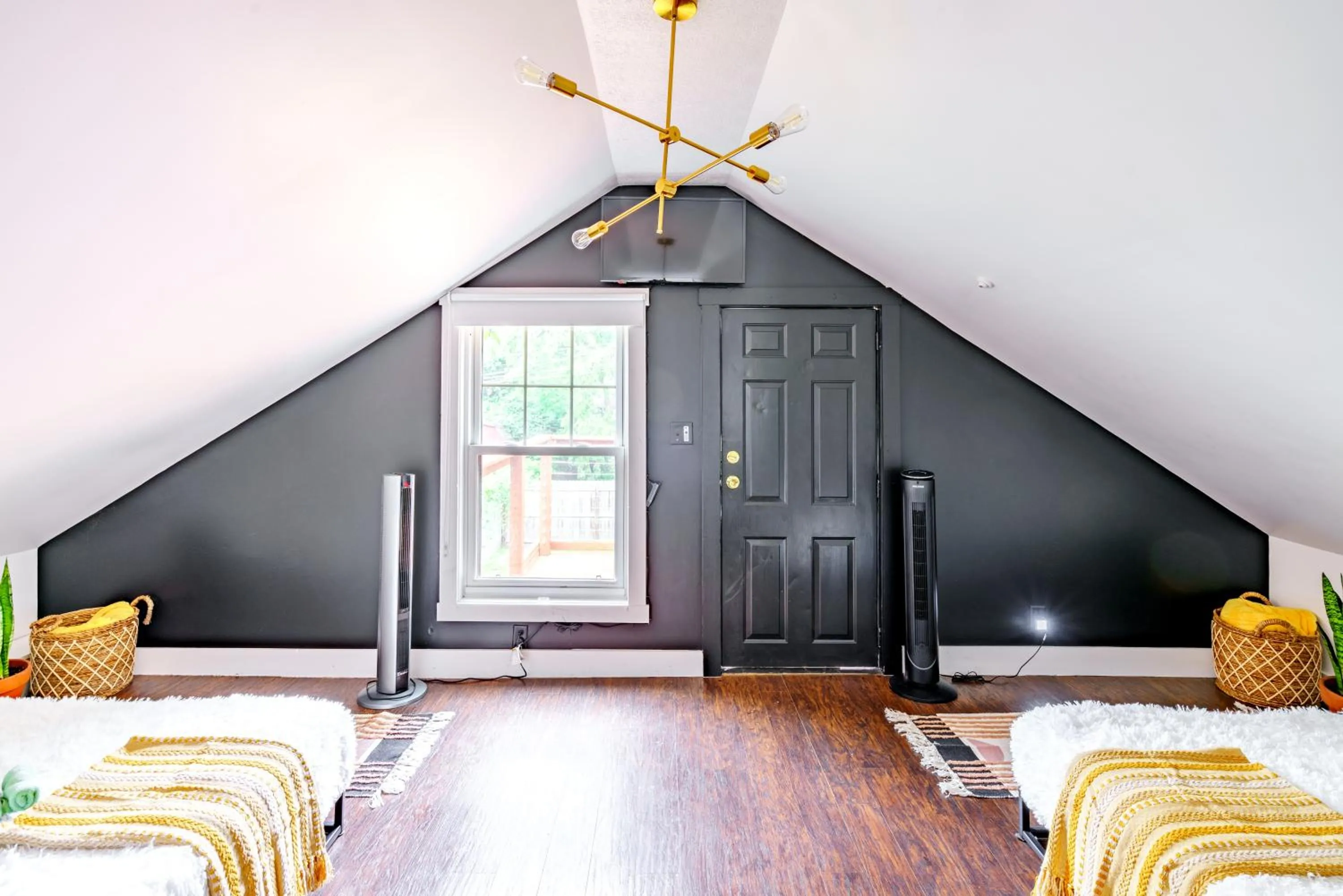 Bed in Jungle House Luxury Stays - Downtown Chillicothe