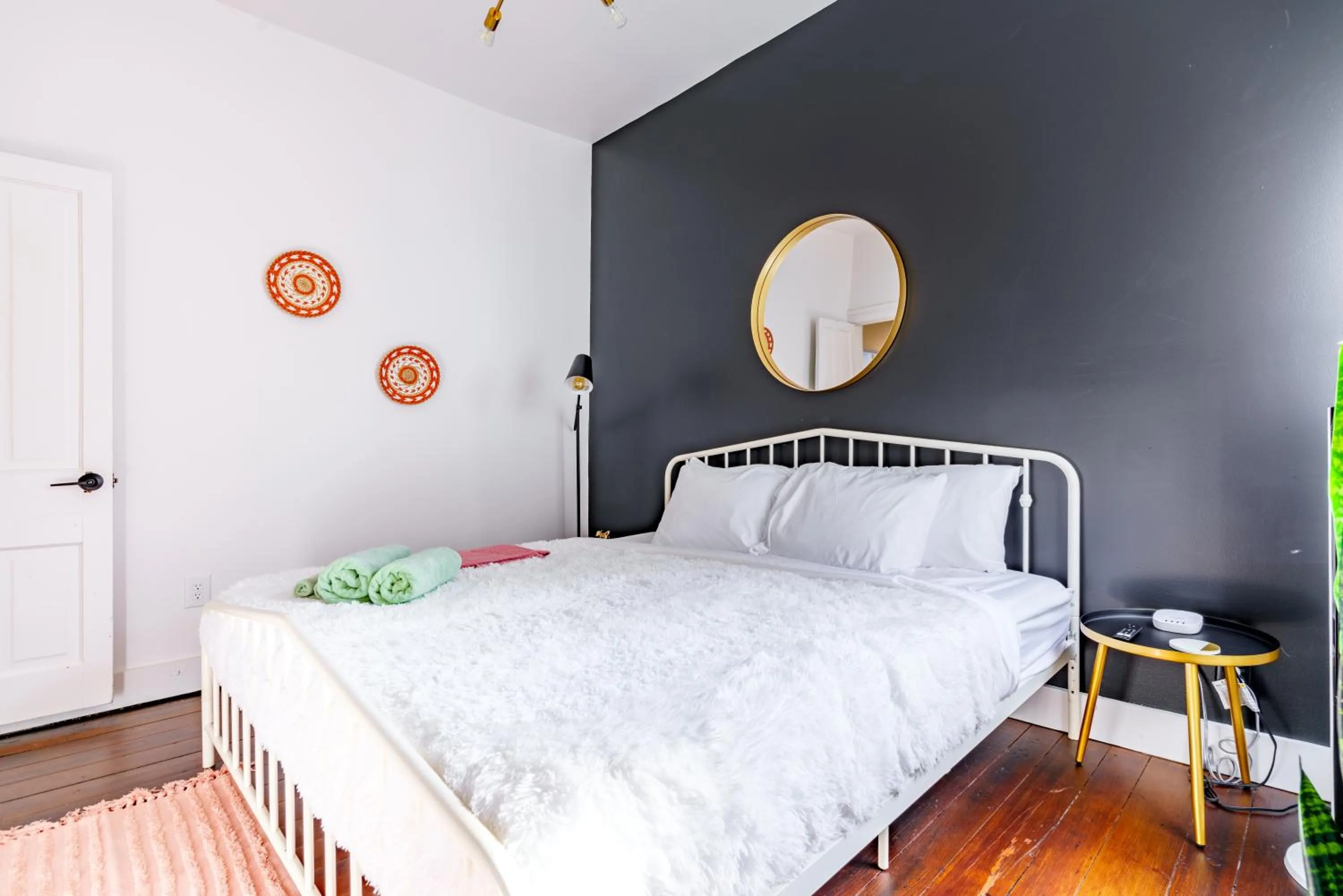 Bed in Jungle House Luxury Stays - Downtown Chillicothe