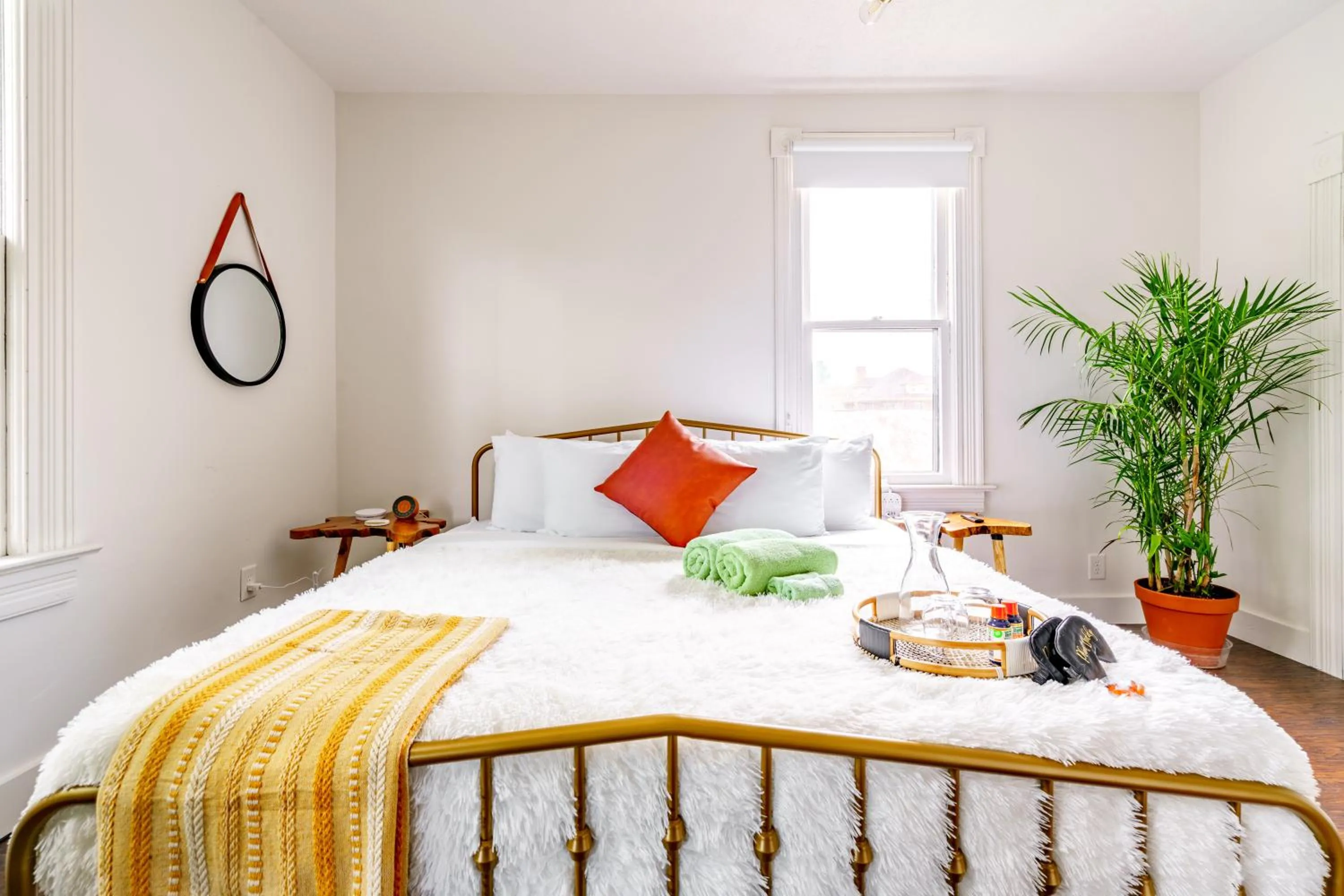 Bed in Jungle House Luxury Stays - Downtown Chillicothe