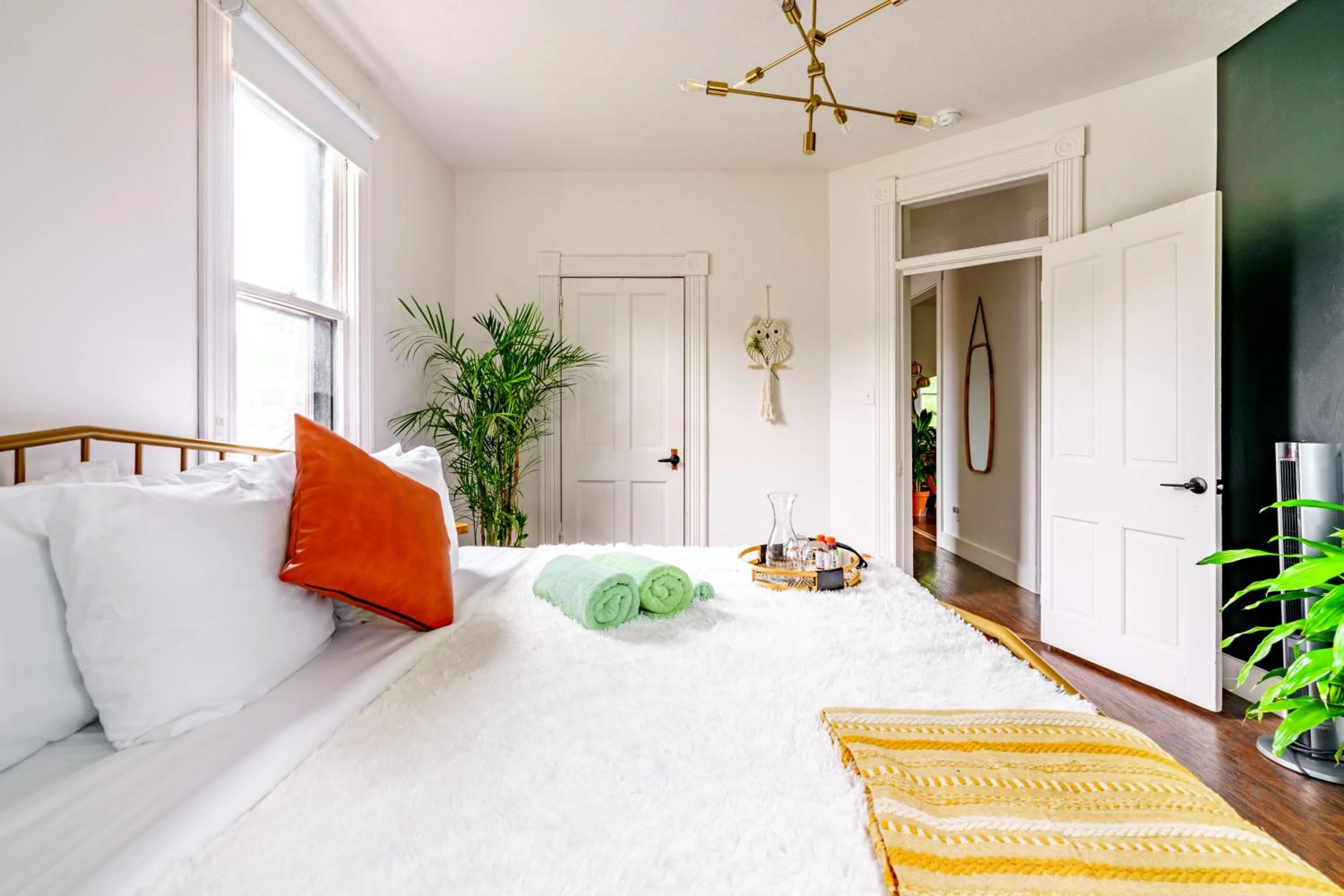 Bed in Jungle House Luxury Stays - Downtown Chillicothe