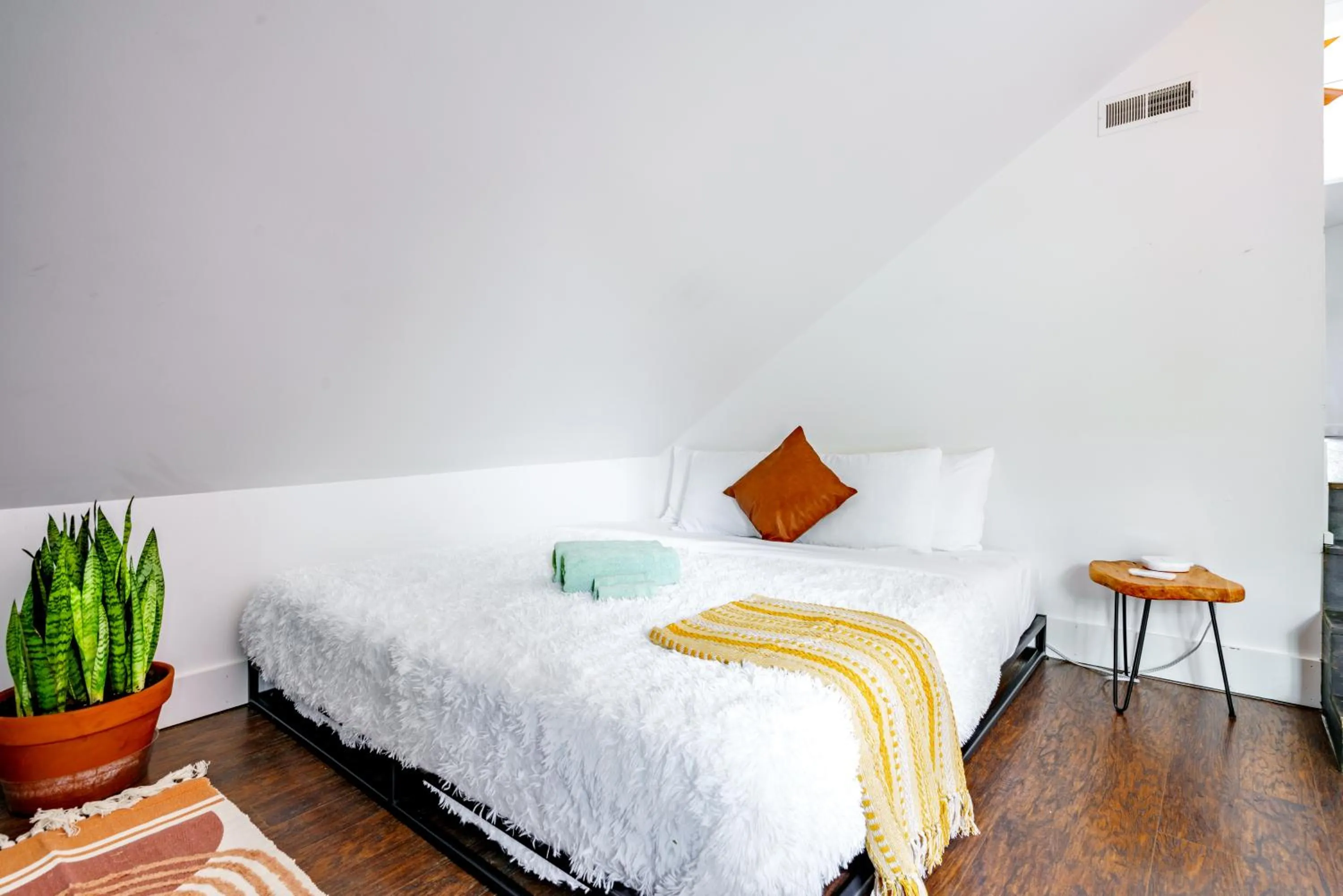 Bed in Jungle House Luxury Stays - Downtown Chillicothe