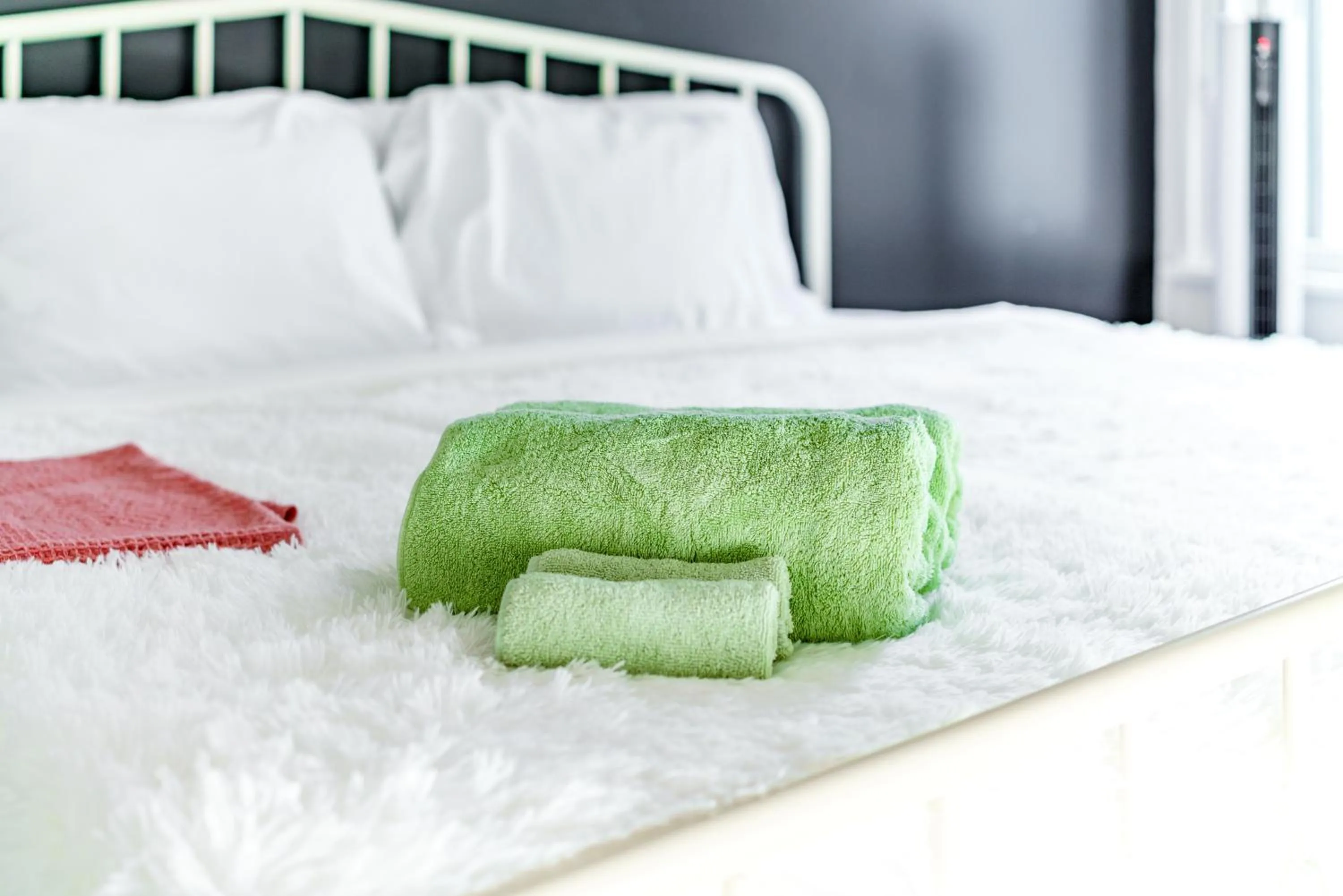 Bed in Jungle House Luxury Stays - Downtown Chillicothe