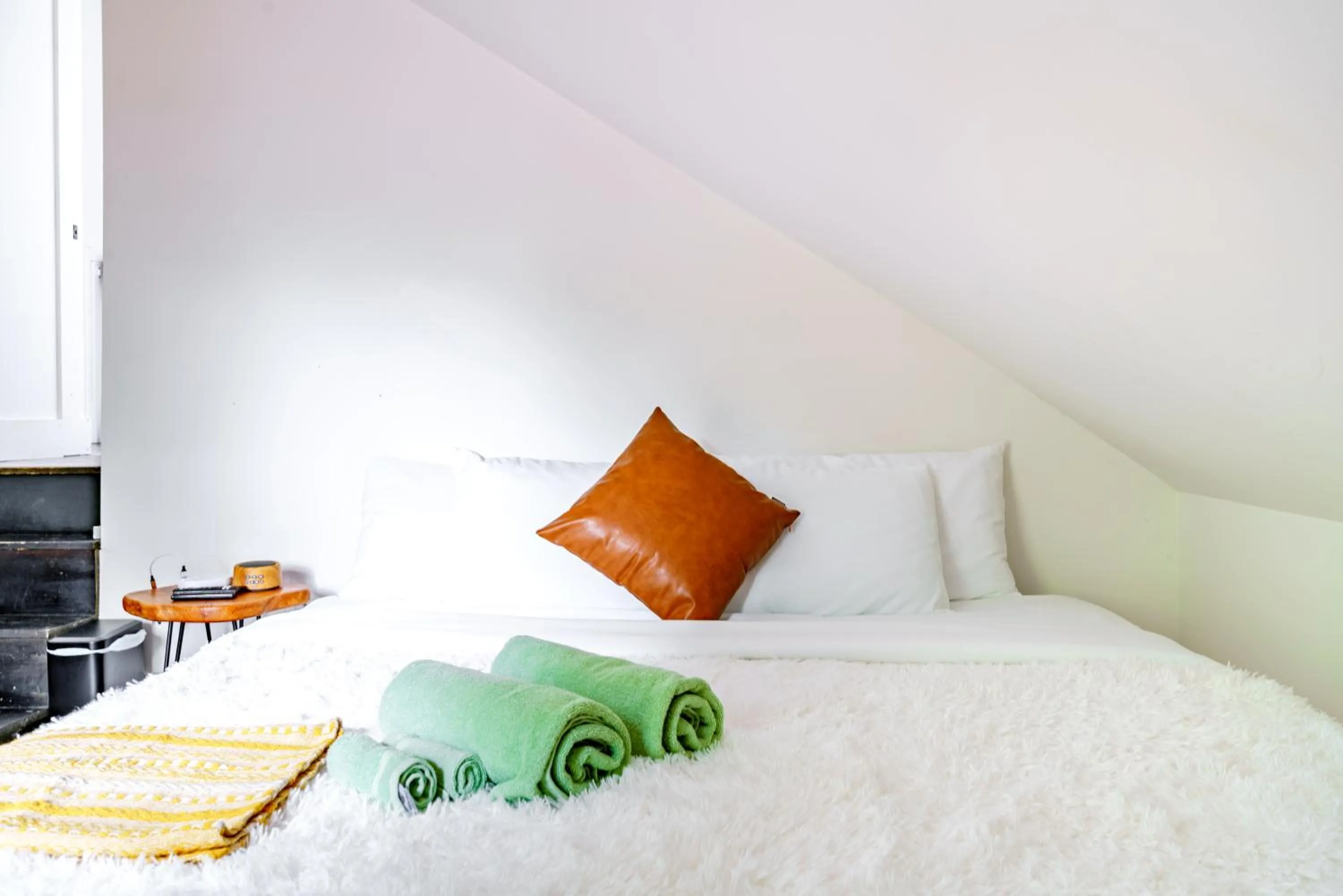 Bed in Jungle House Luxury Stays - Downtown Chillicothe