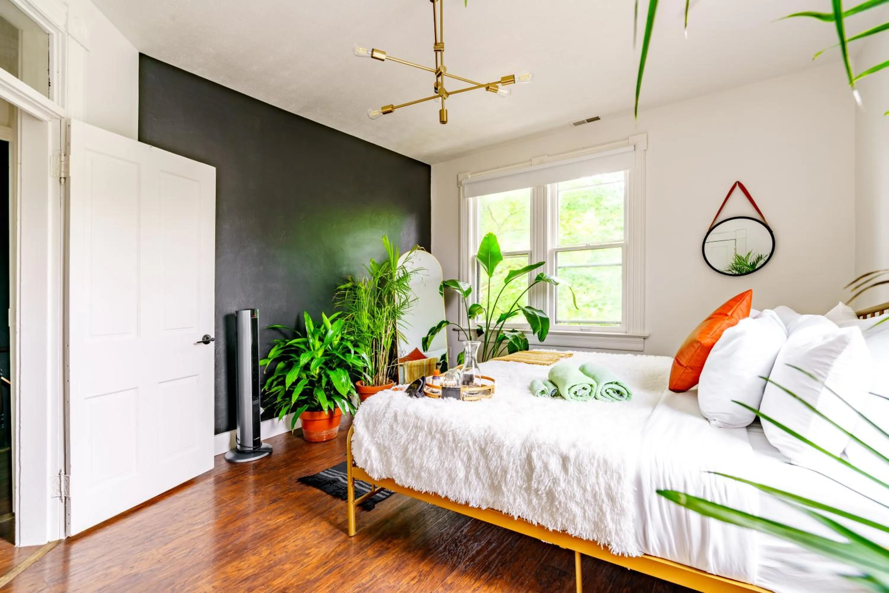 Bed in Jungle House Luxury Stays - Downtown Chillicothe