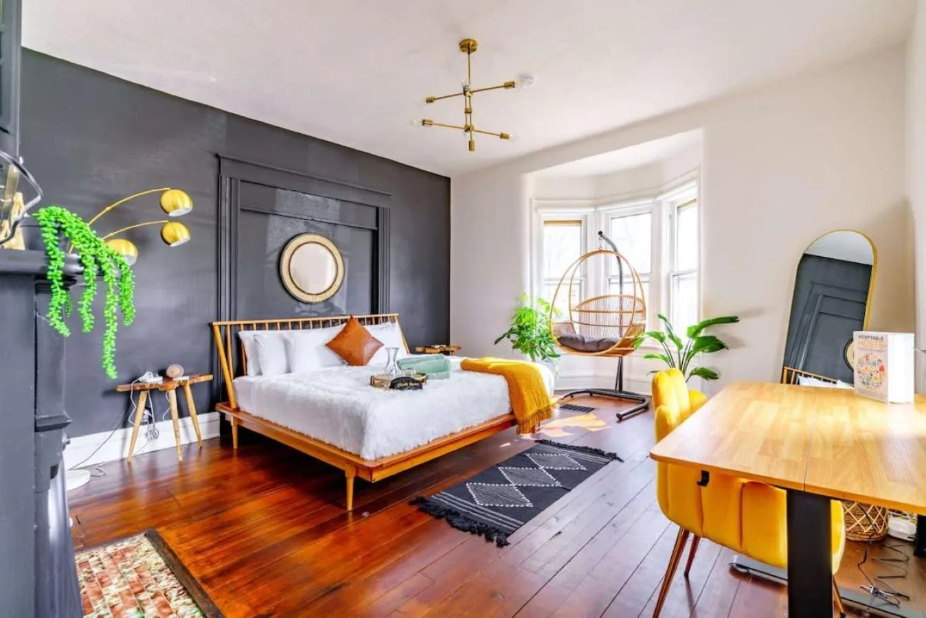 Bed in Jungle House Luxury Stays - Downtown Chillicothe