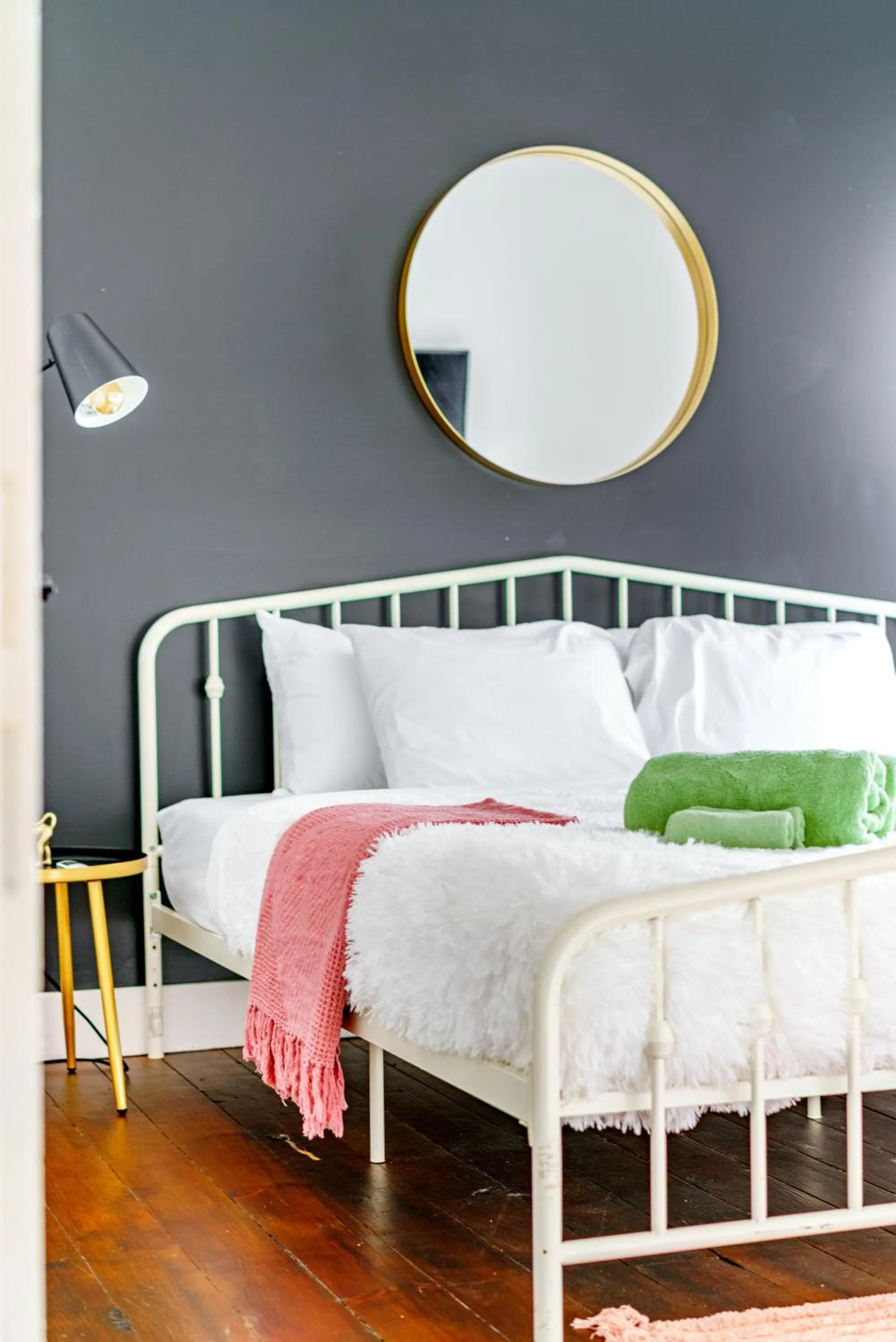 Bed in Jungle House Luxury Stays - Downtown Chillicothe