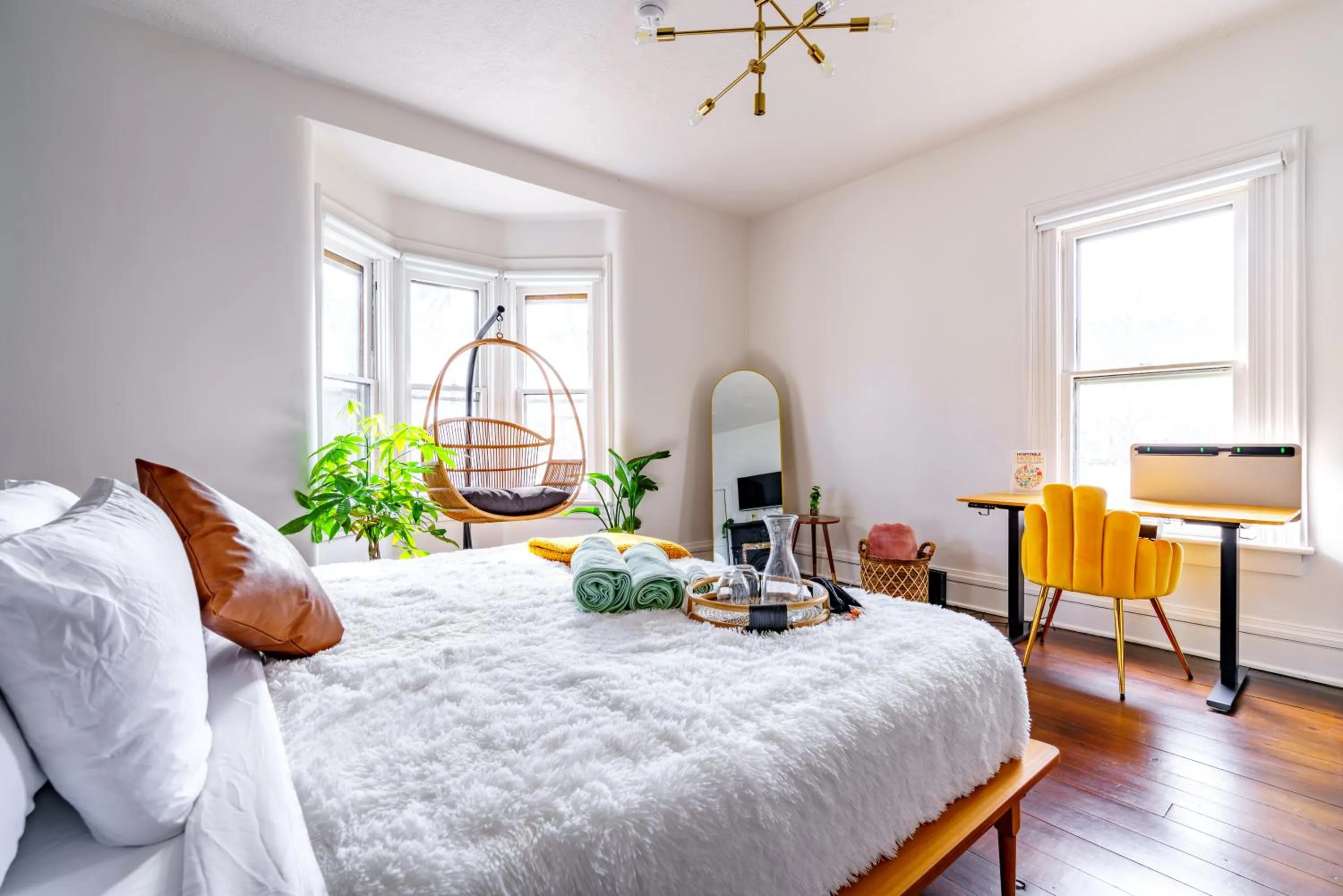 Bed in Jungle House Luxury Stays - Downtown Chillicothe