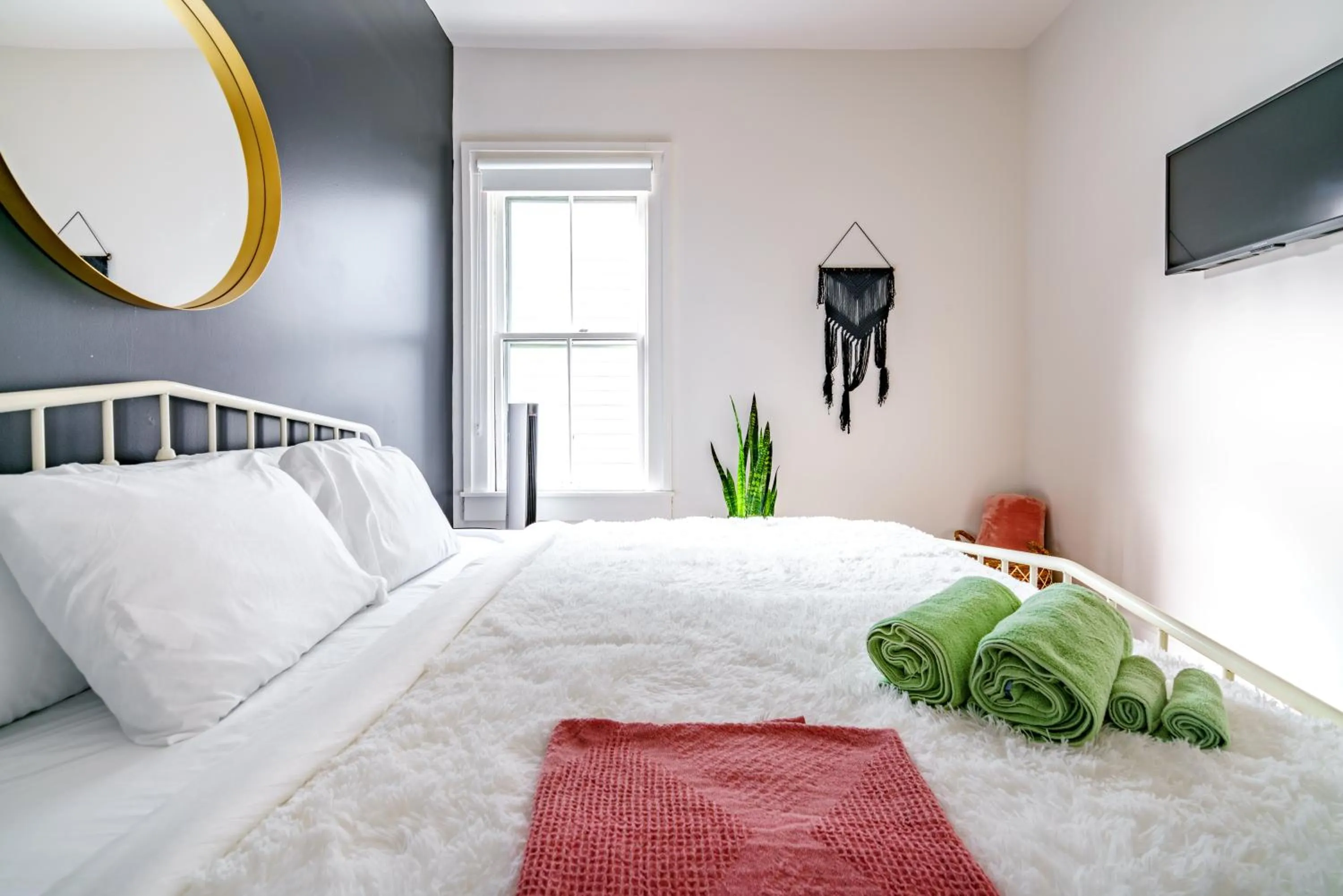 Bed in Jungle House Luxury Stays - Downtown Chillicothe