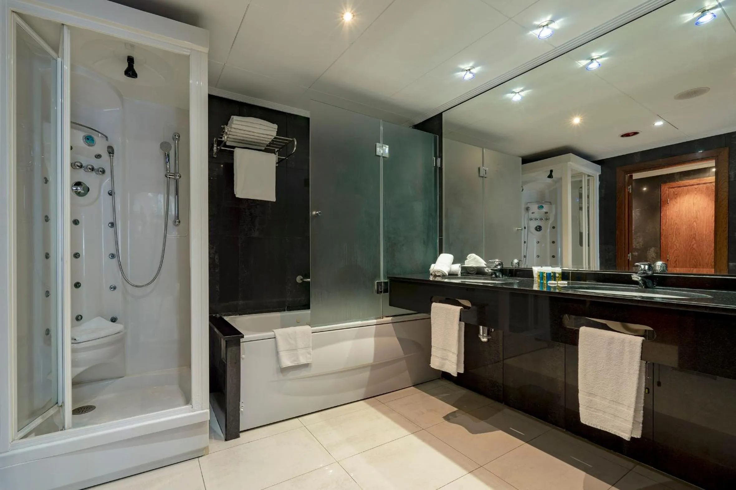 Bathroom in Marina d'Or ® Hotel Marina d'Or Balneario 5*