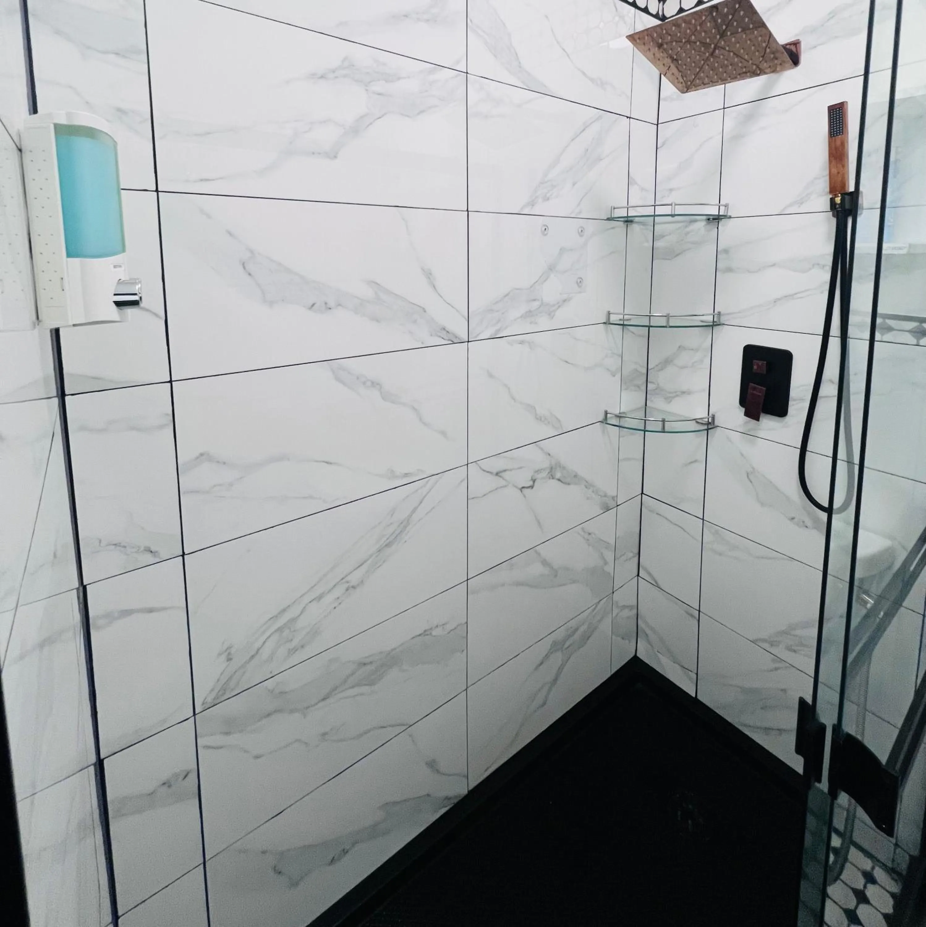 Shower in IMPERIAL STAY BnB