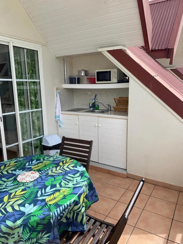 Kitchen or kitchenette in Studio Tropical avec vue mer dans une résidence hôtelière