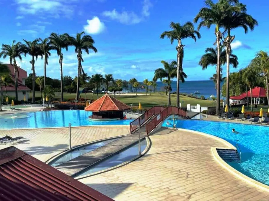 Swimming pool in Studio Tropical avec vue mer dans une résidence hôtelière