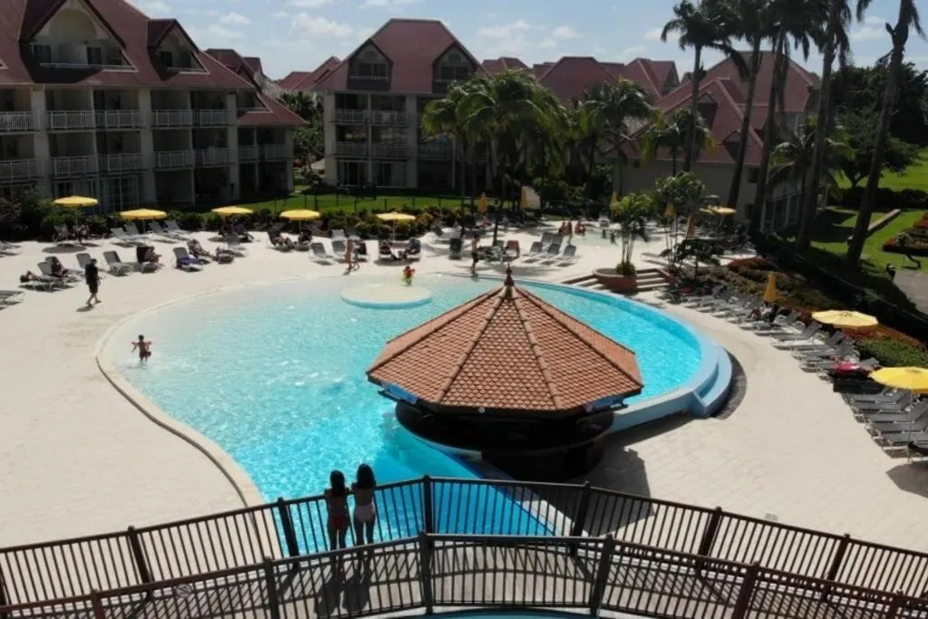 Swimming pool in Studio Tropical avec vue mer dans une résidence hôtelière