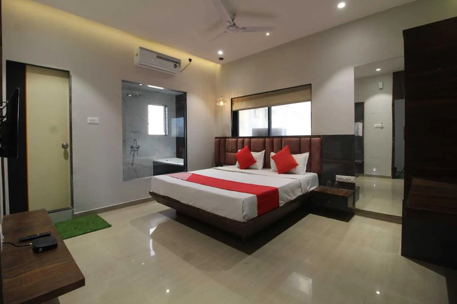 Bedroom in Super Collection O Kesar Inn Banquet & Lodging