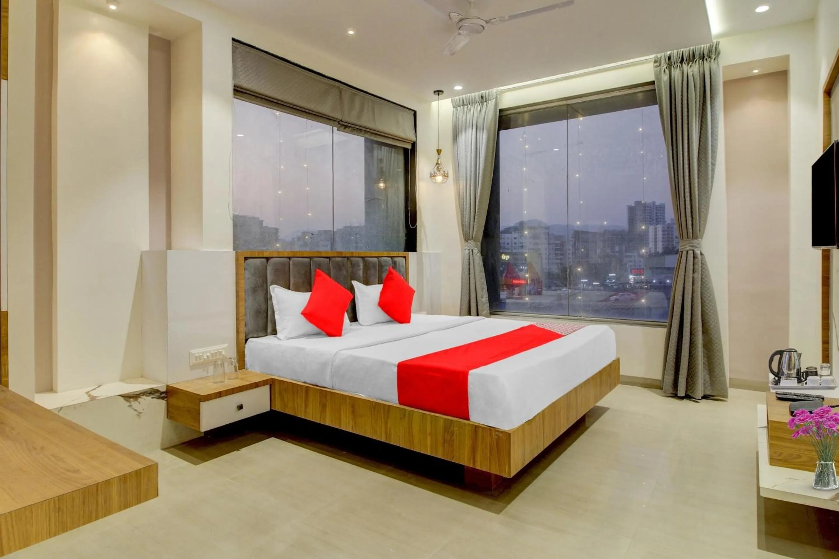 Bedroom in Super Collection O Kesar Inn Banquet & Lodging