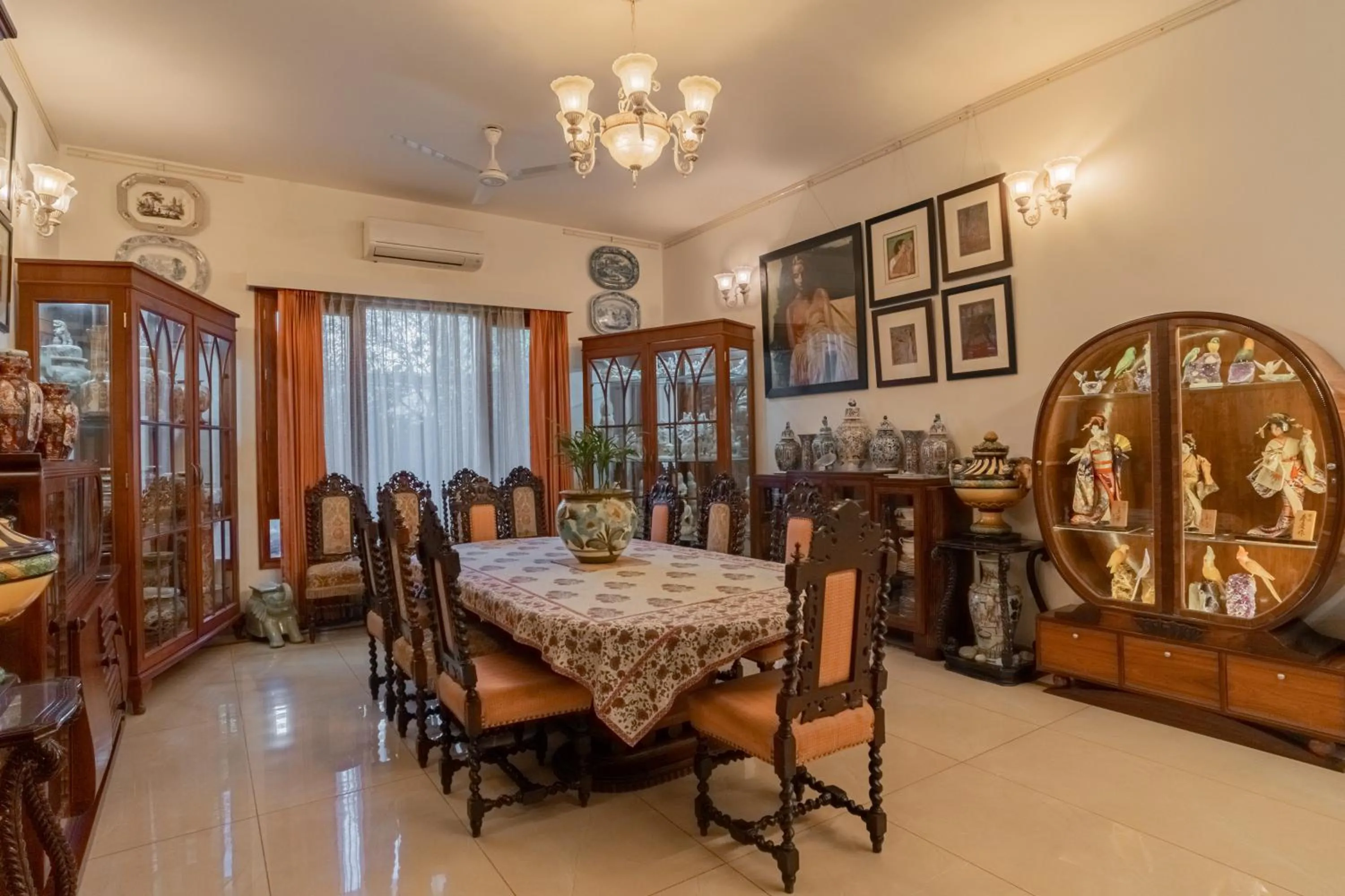 Seating area in Anchorage 42