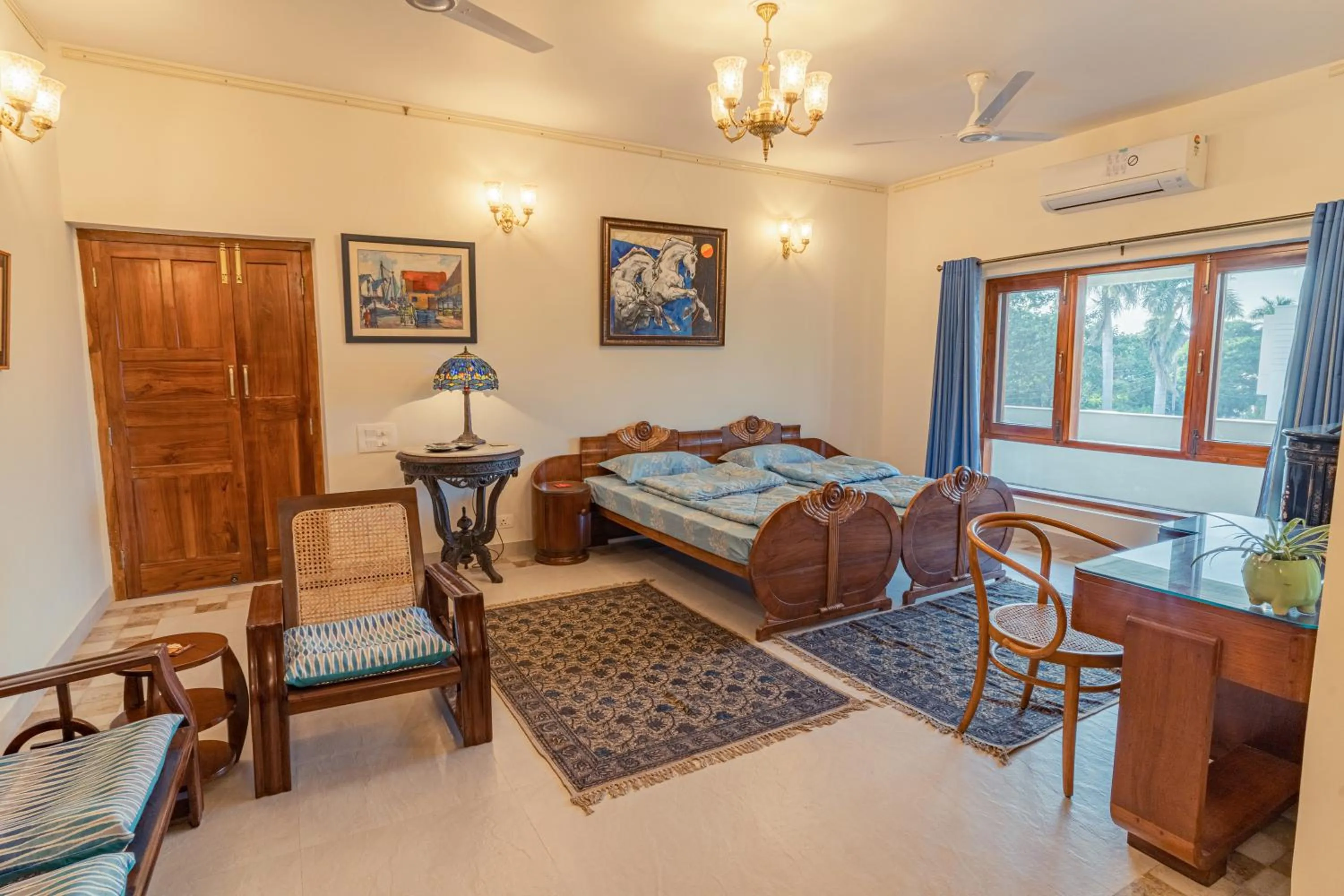 Photo of the whole room, Bed in Anchorage 42