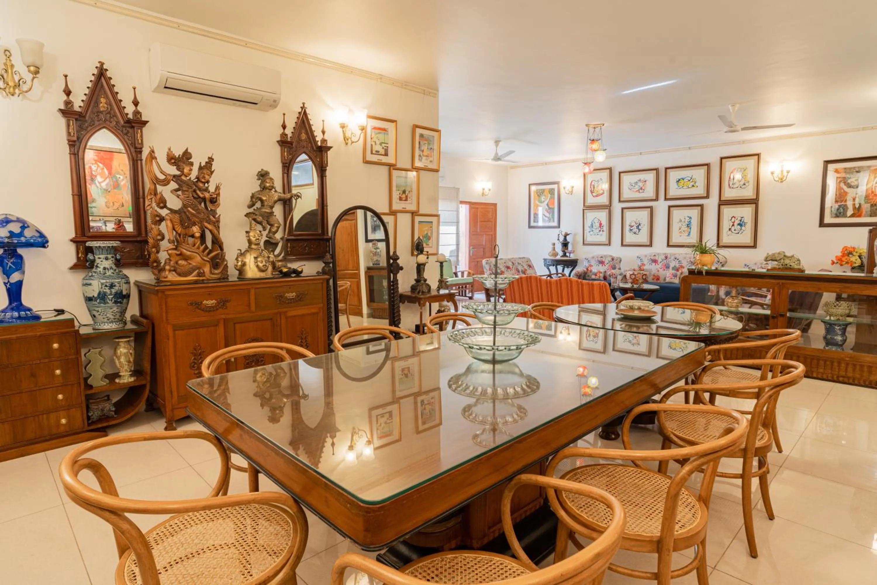 Dining area in Anchorage 42