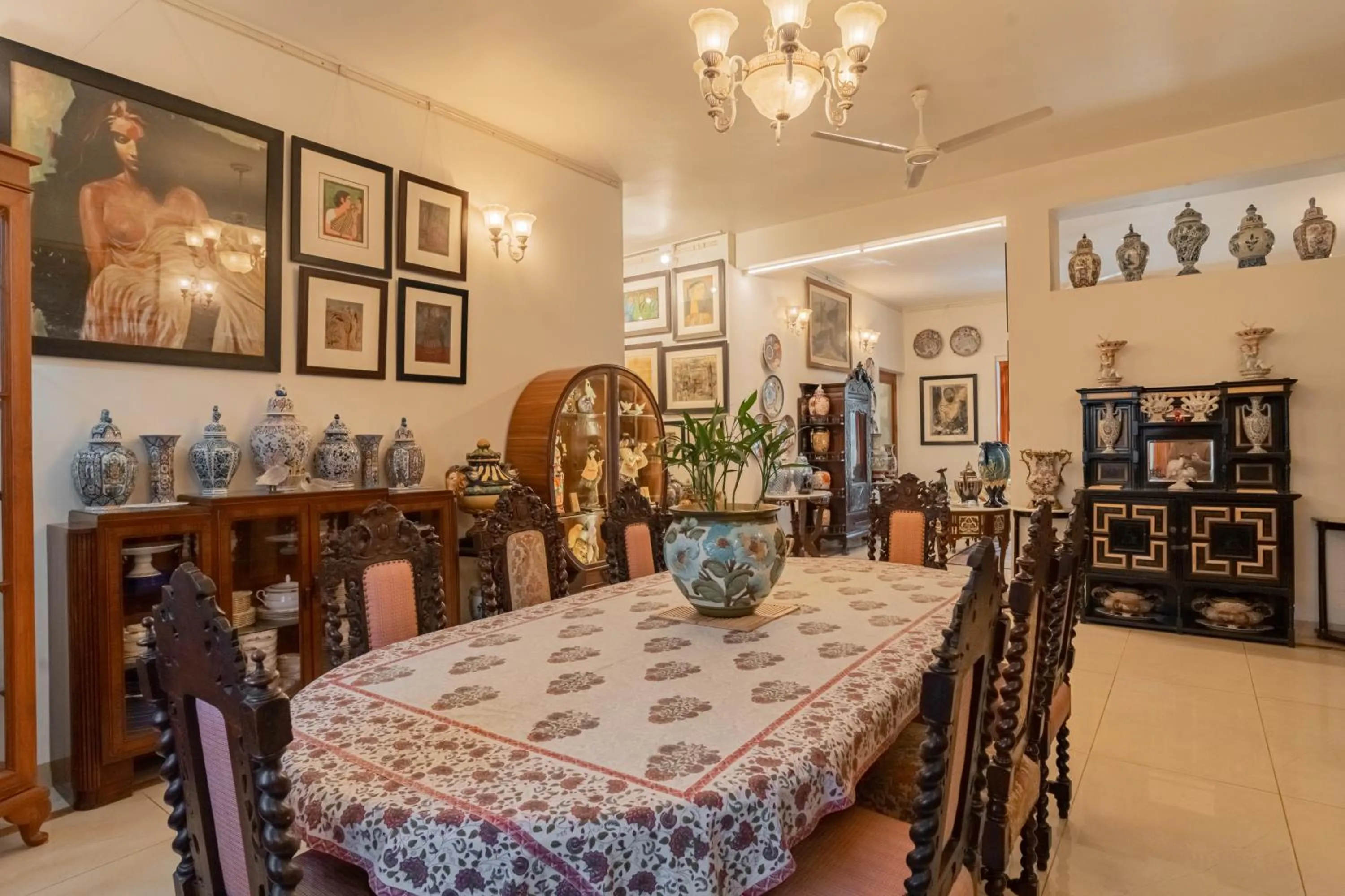 Dining area in Anchorage 42