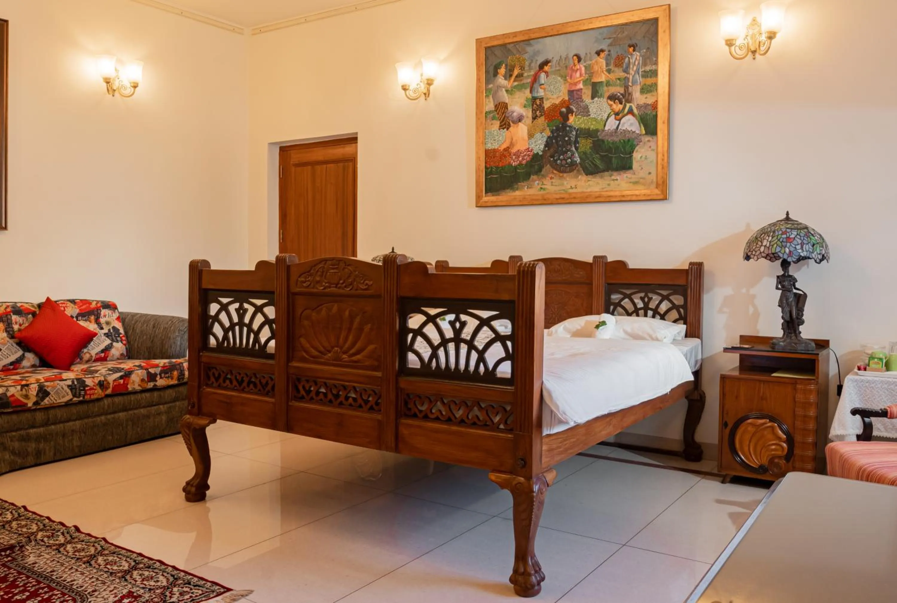 Photo of the whole room, Bed in Anchorage 42