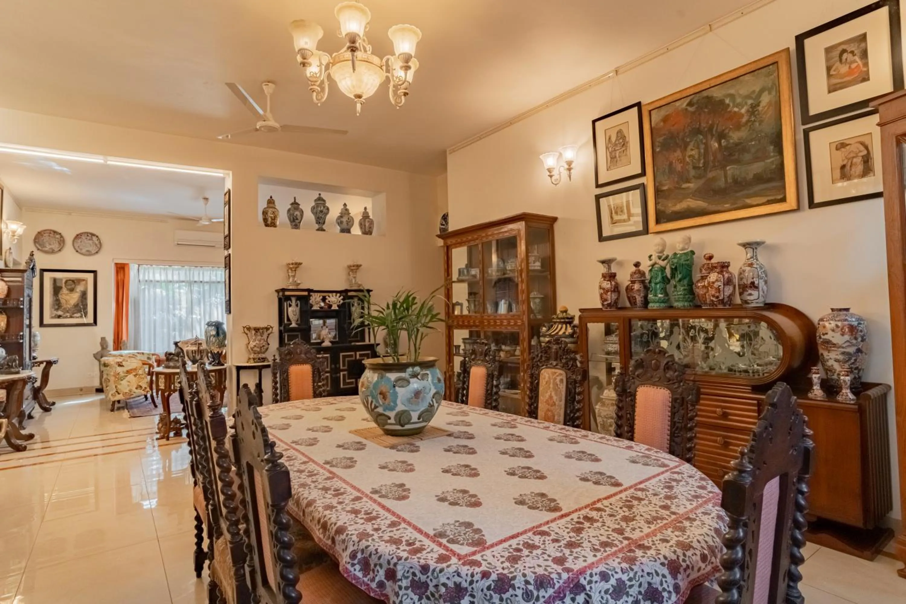 Dining area in Anchorage 42