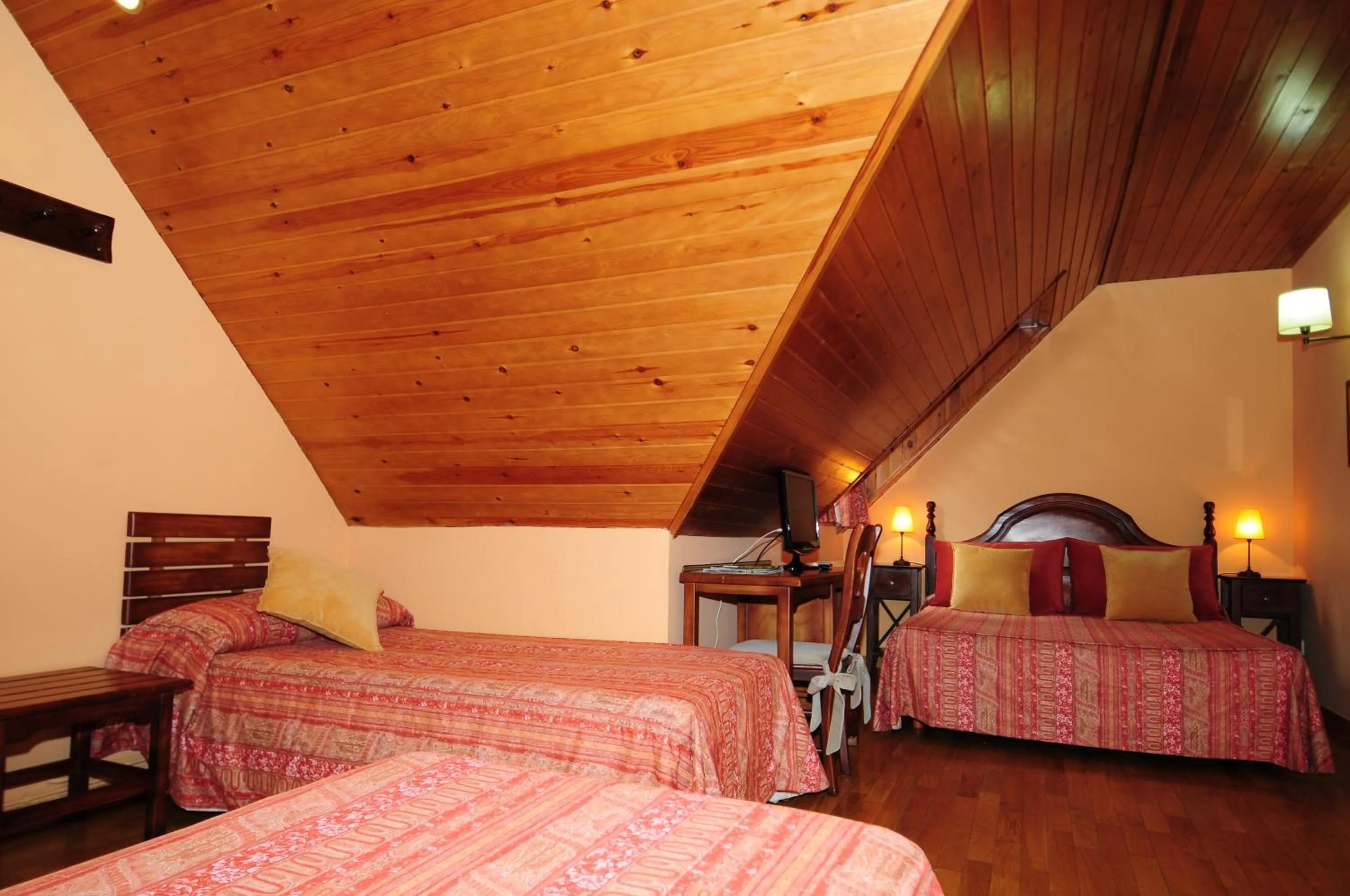 Photo of the whole room, Bed in ETH Pomer