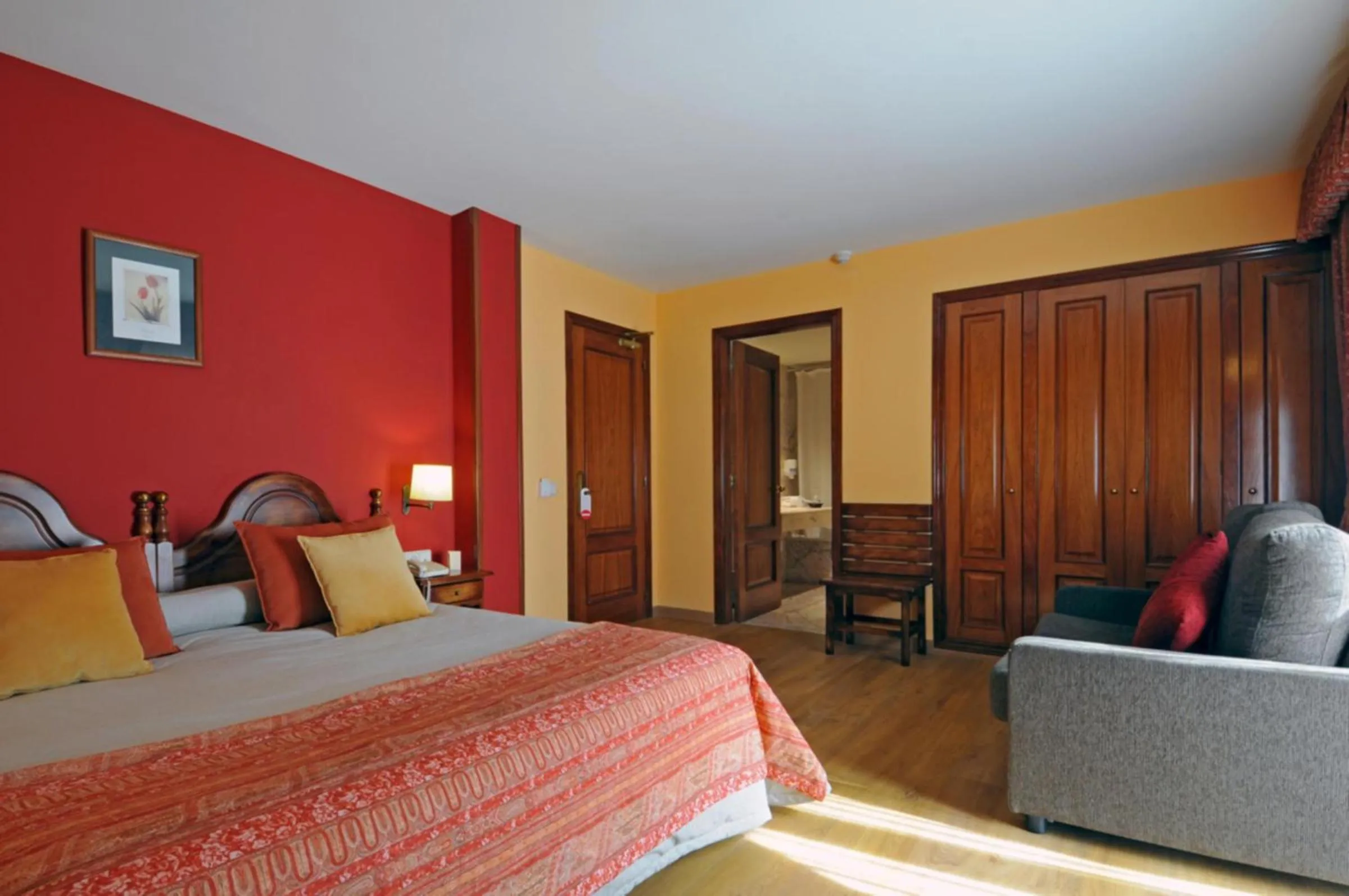 Photo of the whole room, Bed in ETH Pomer