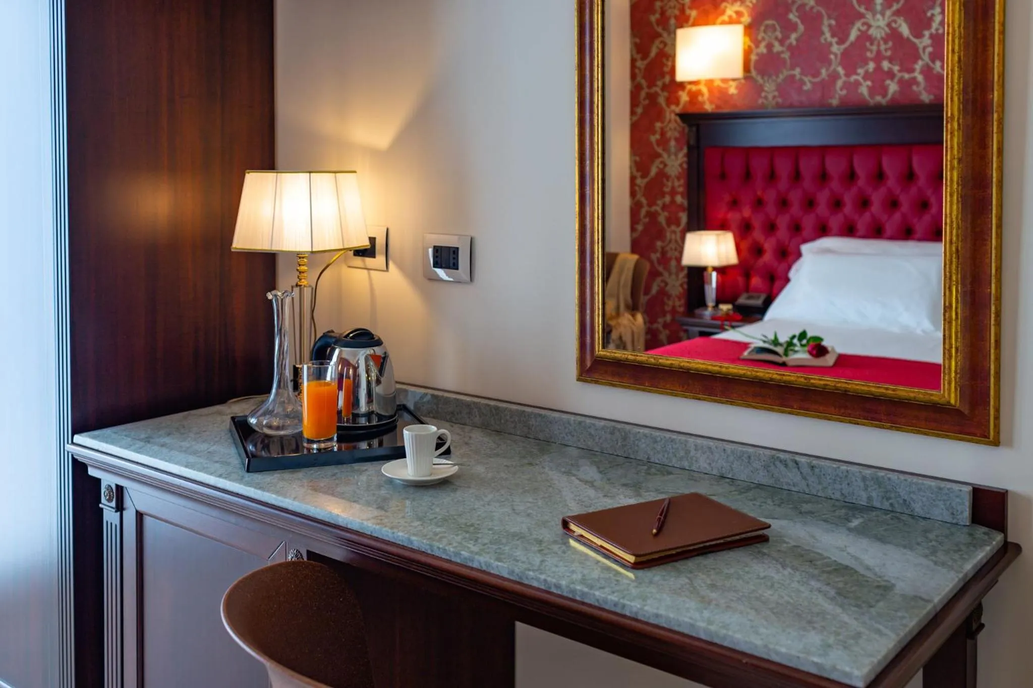 Coffee/tea facilities, Bed in La Paloma Blanca Hotel