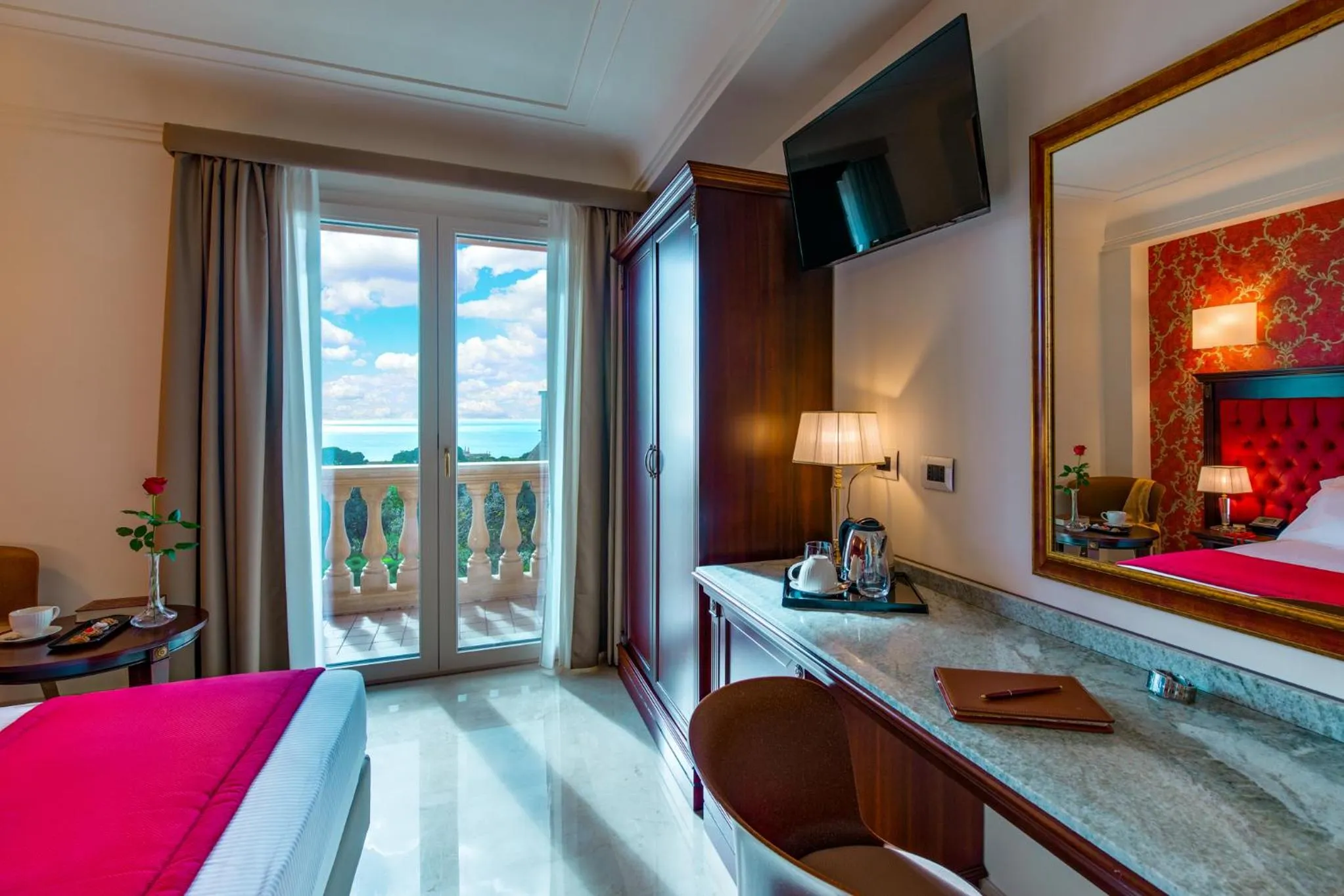 TV and multimedia, Bed in La Paloma Blanca Hotel