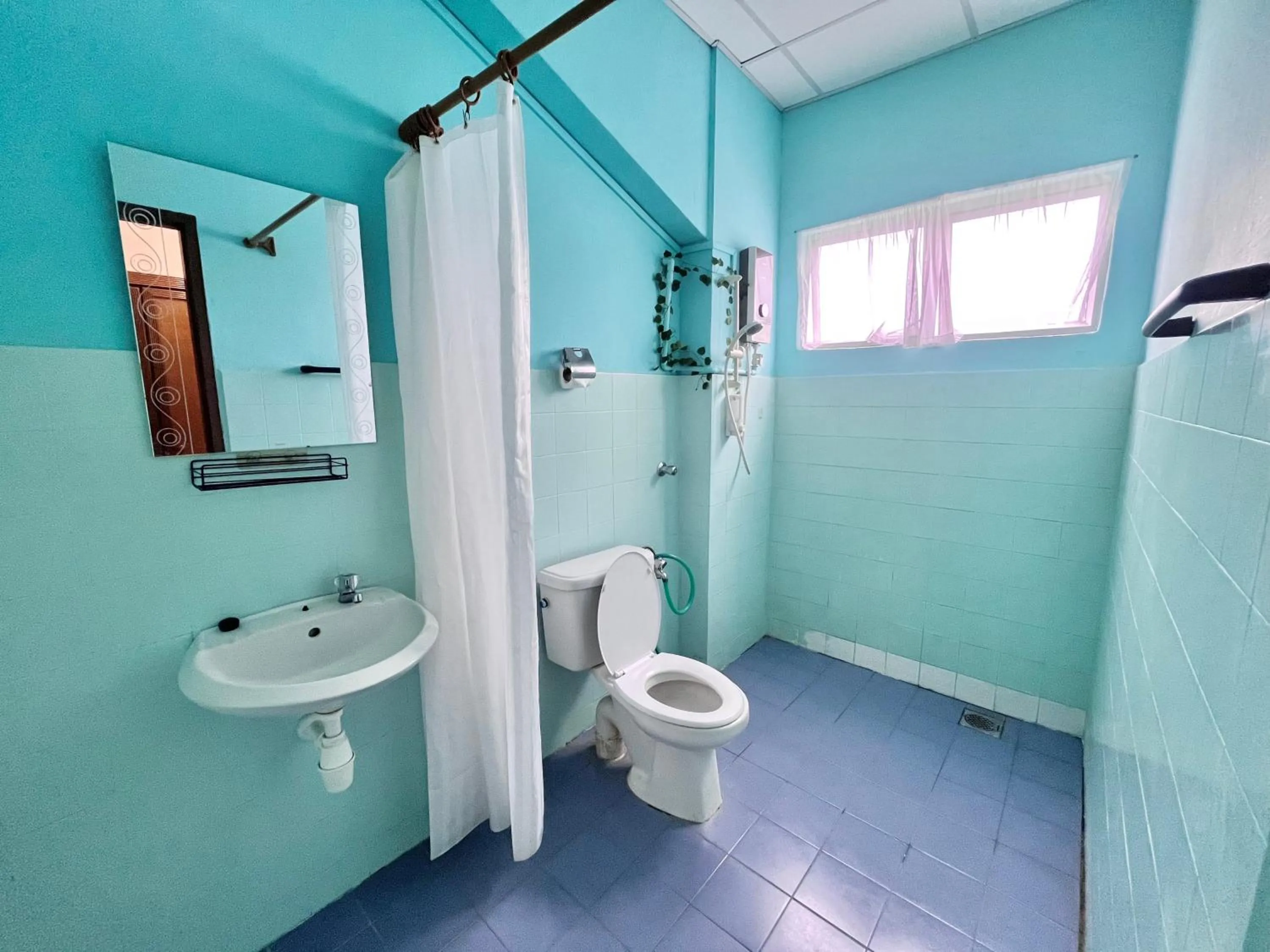 Shower in Heng Ann Guest House