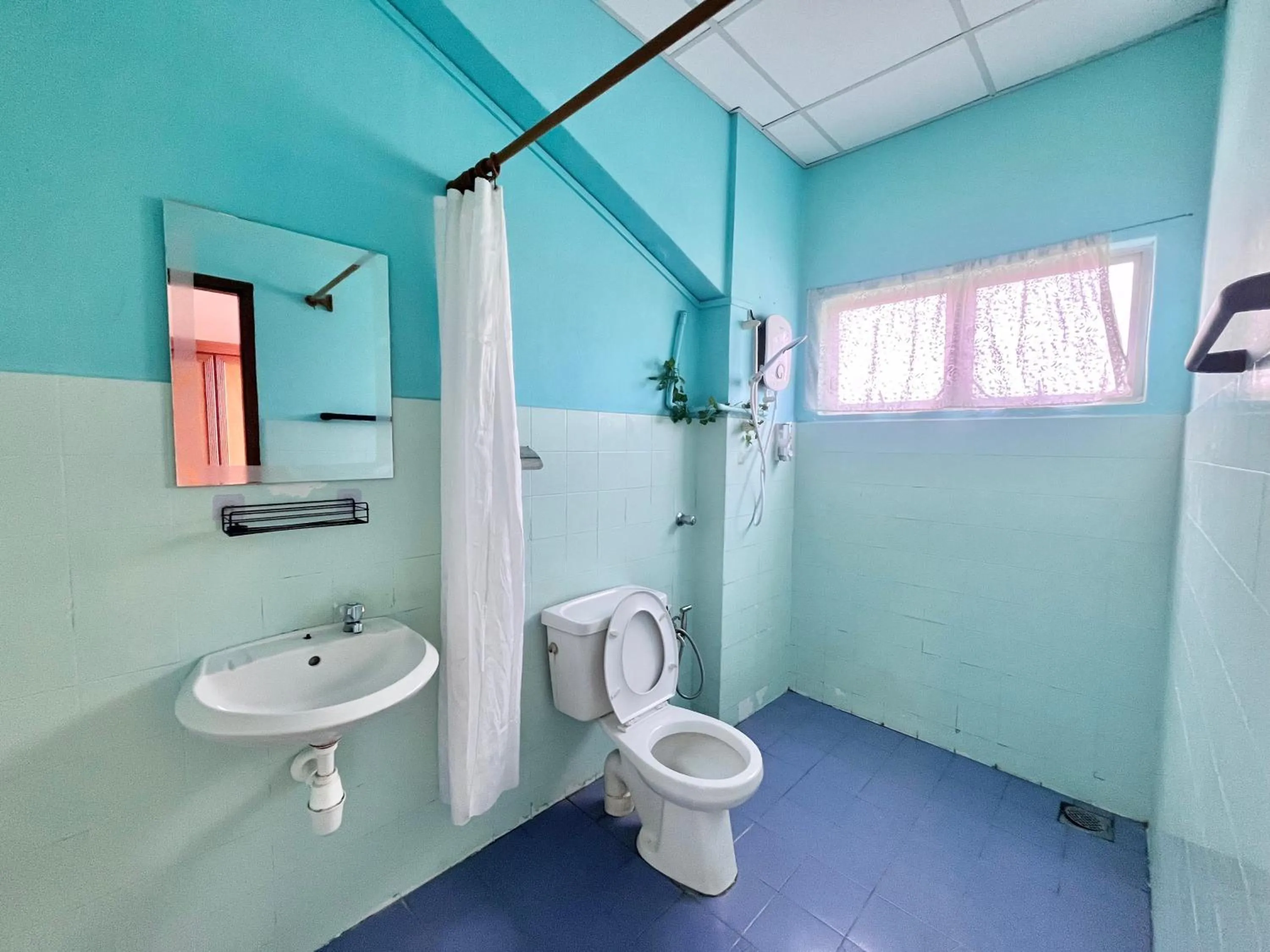 Shower in Heng Ann Guest House