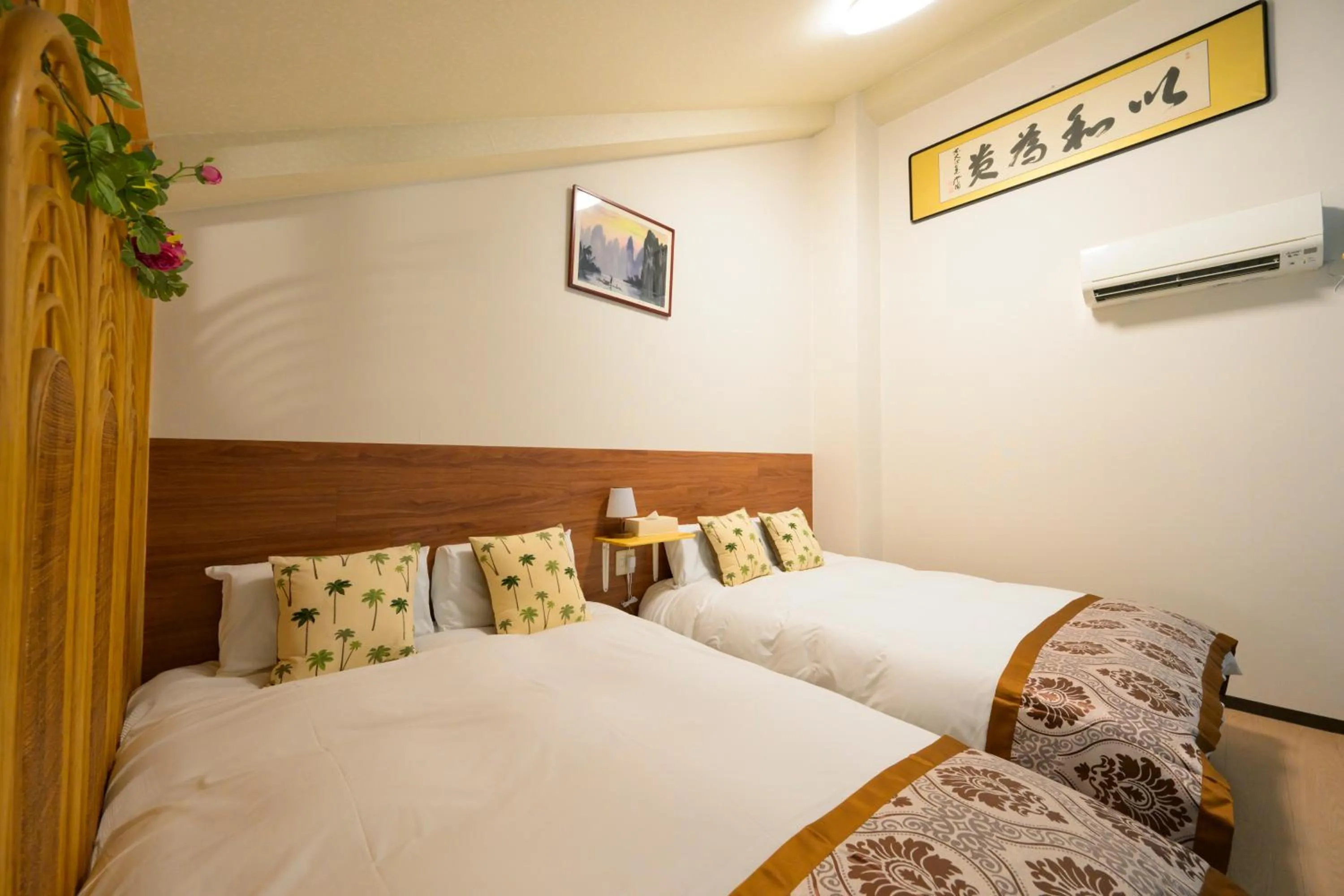 Bedroom, Bed in HOTEL AARON通天東