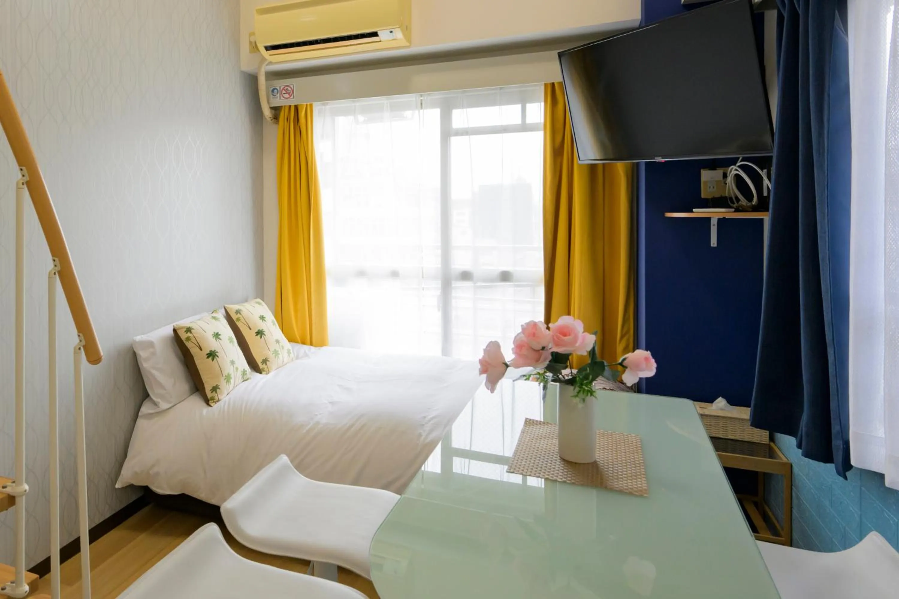 Photo of the whole room, Bed in HOTEL AARON通天東