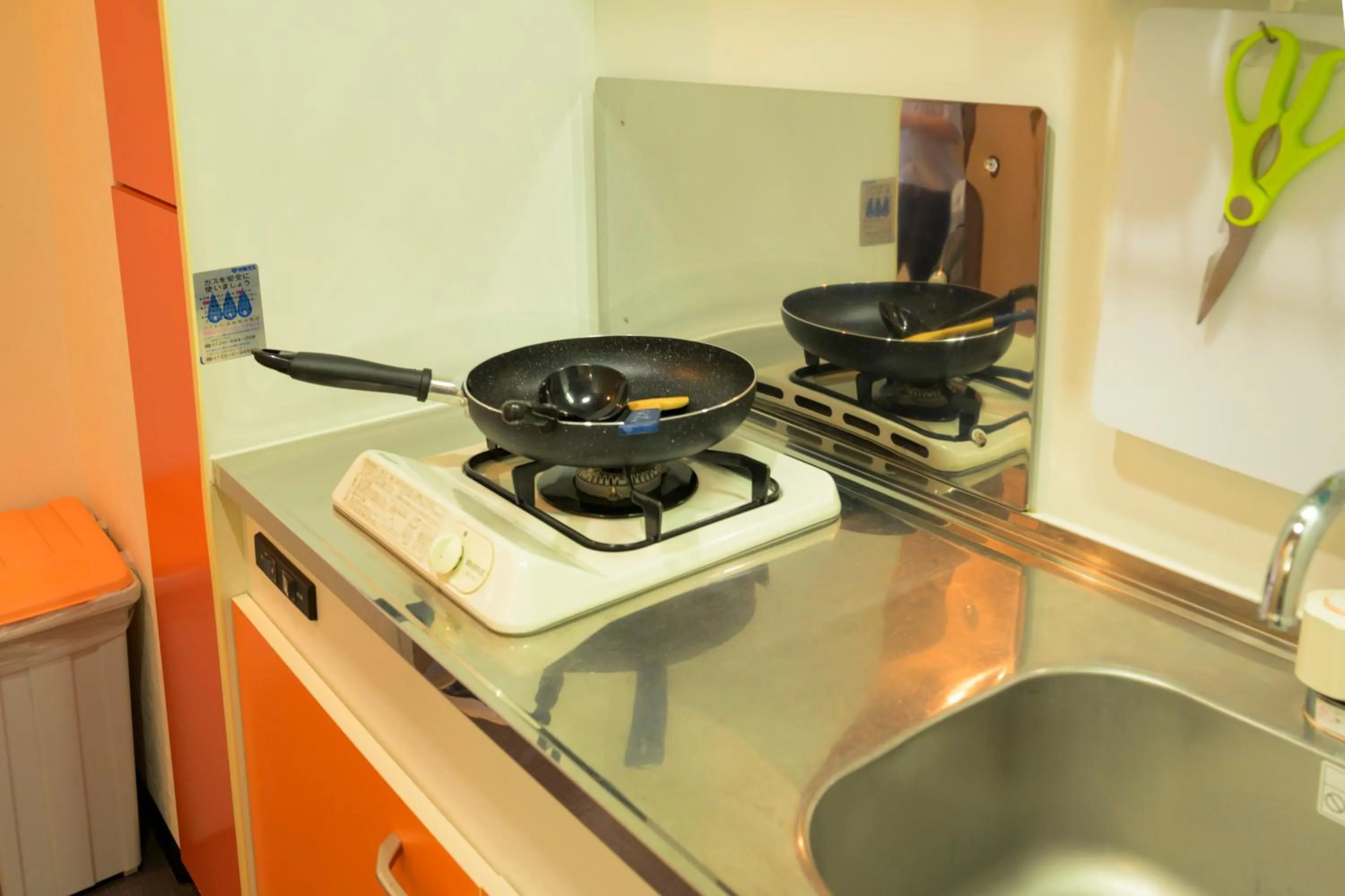 Kitchen or kitchenette in HOTEL AARON通天東