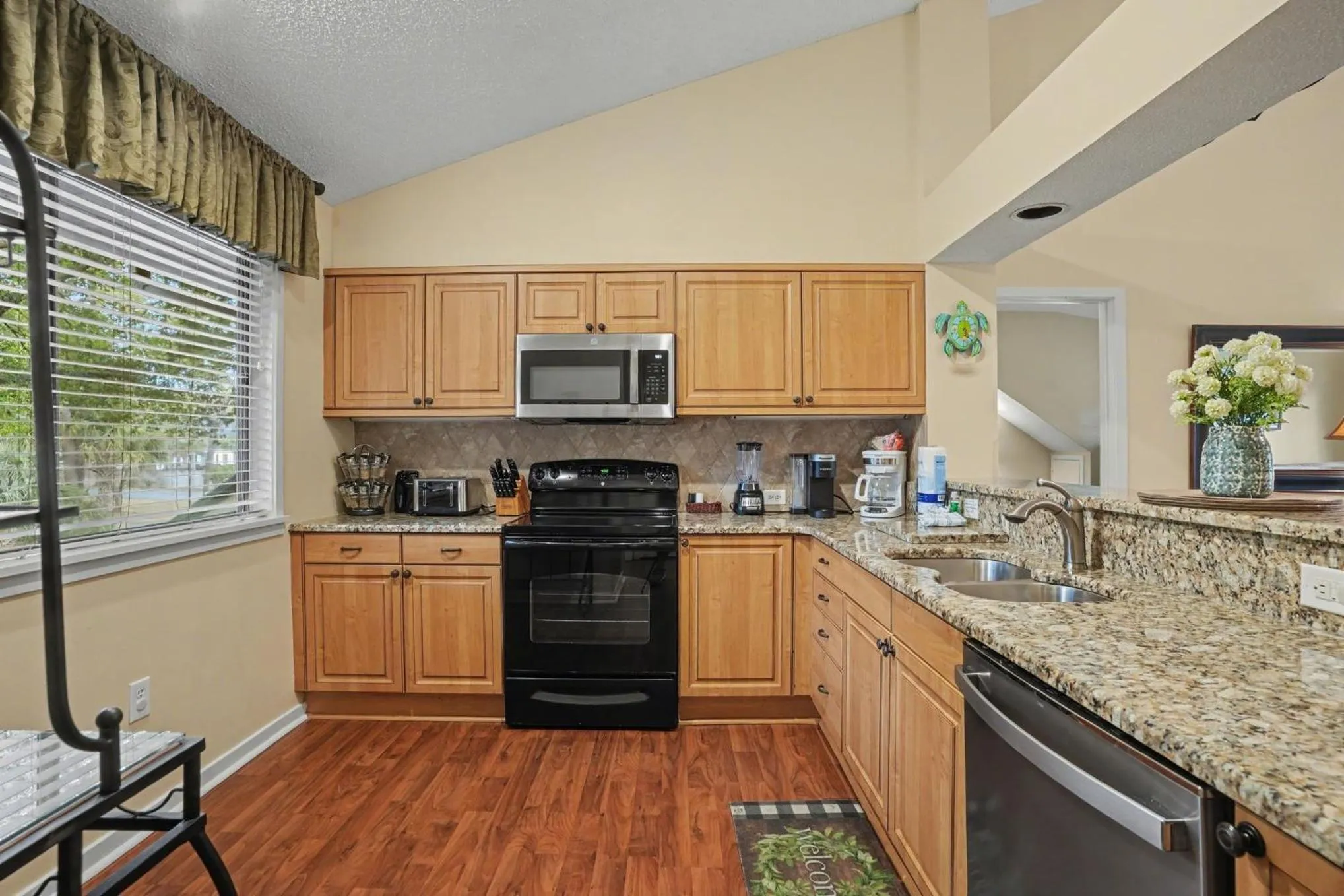 Updated 3 bedroom, 3 bathroom villa, 13D Richmond Park villa