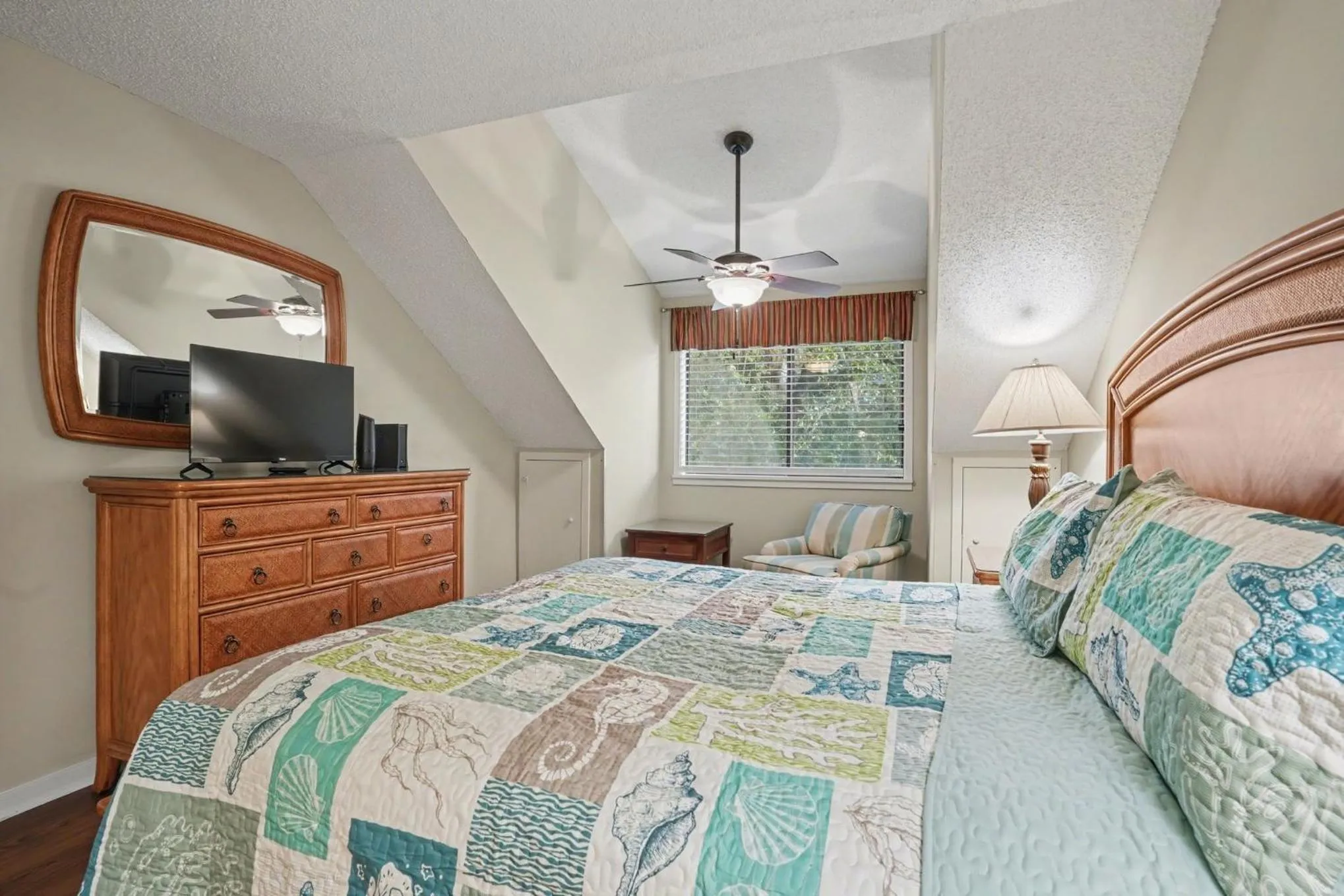 Bed in Updated 3 bedroom, 3 bathroom villa, 13D Richmond Park villa