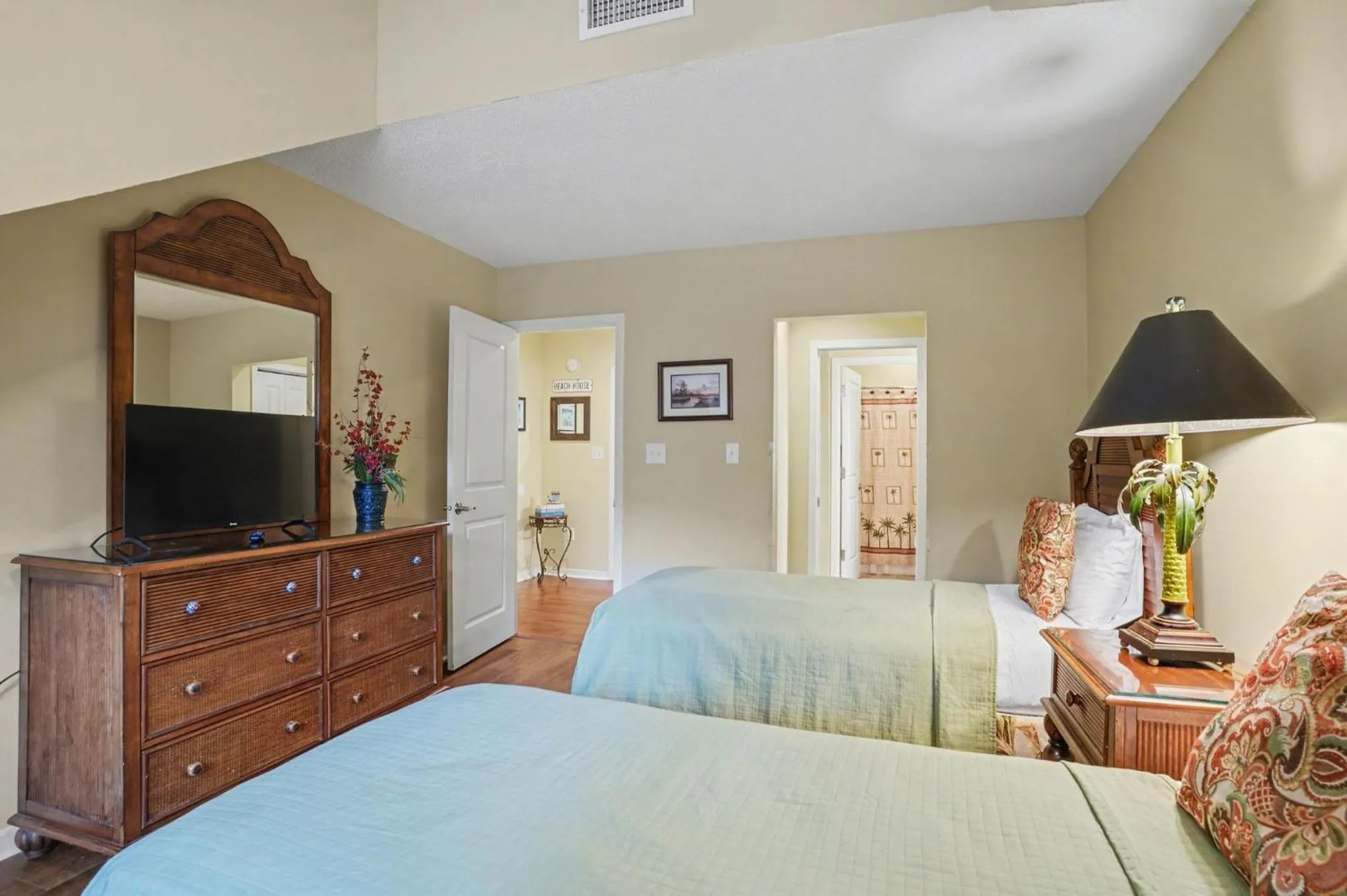 Bed in Updated 3 bedroom, 3 bathroom villa, 13D Richmond Park villa