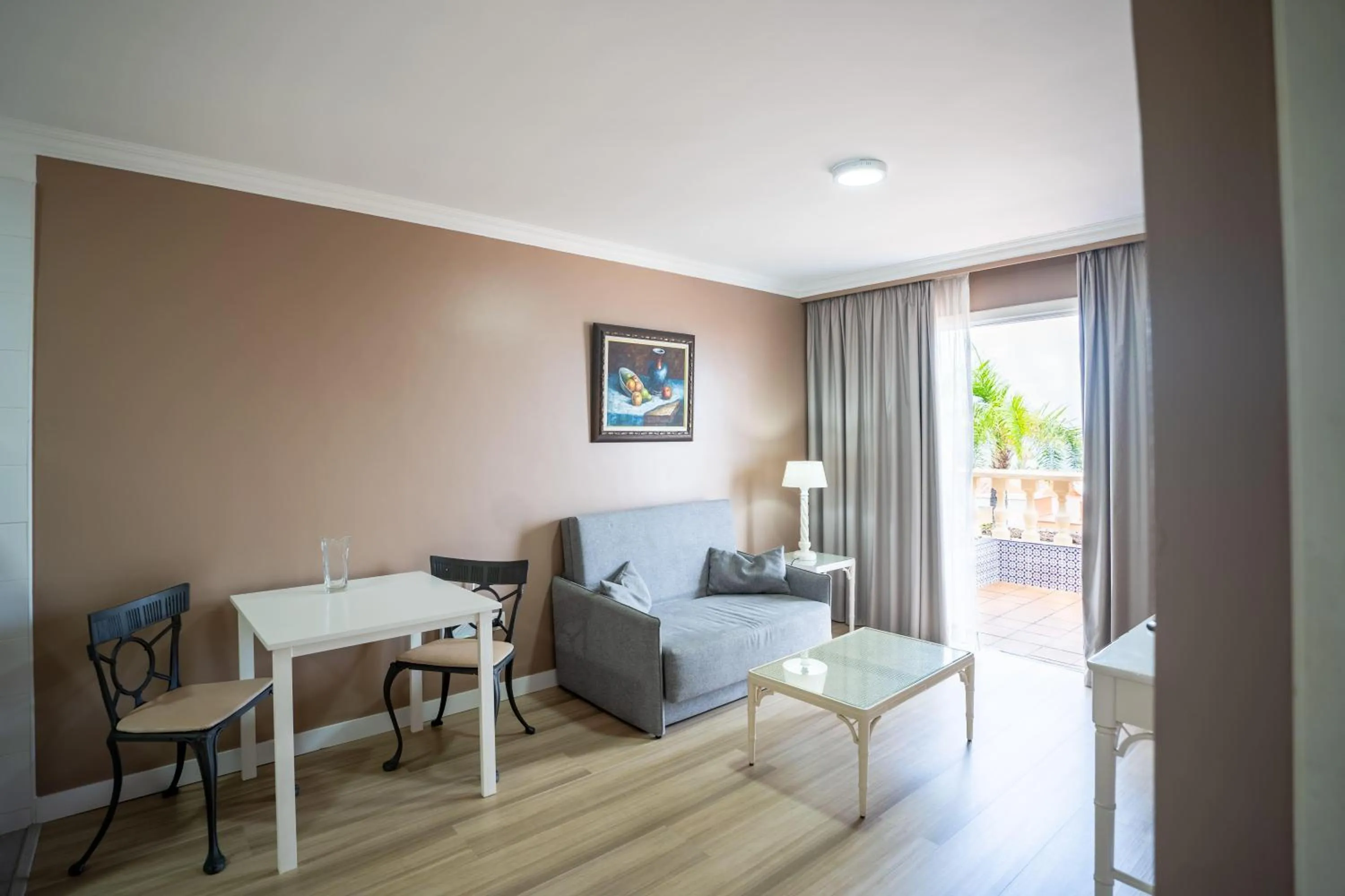 Photo of the whole room in Coral La Quinta Park Suites