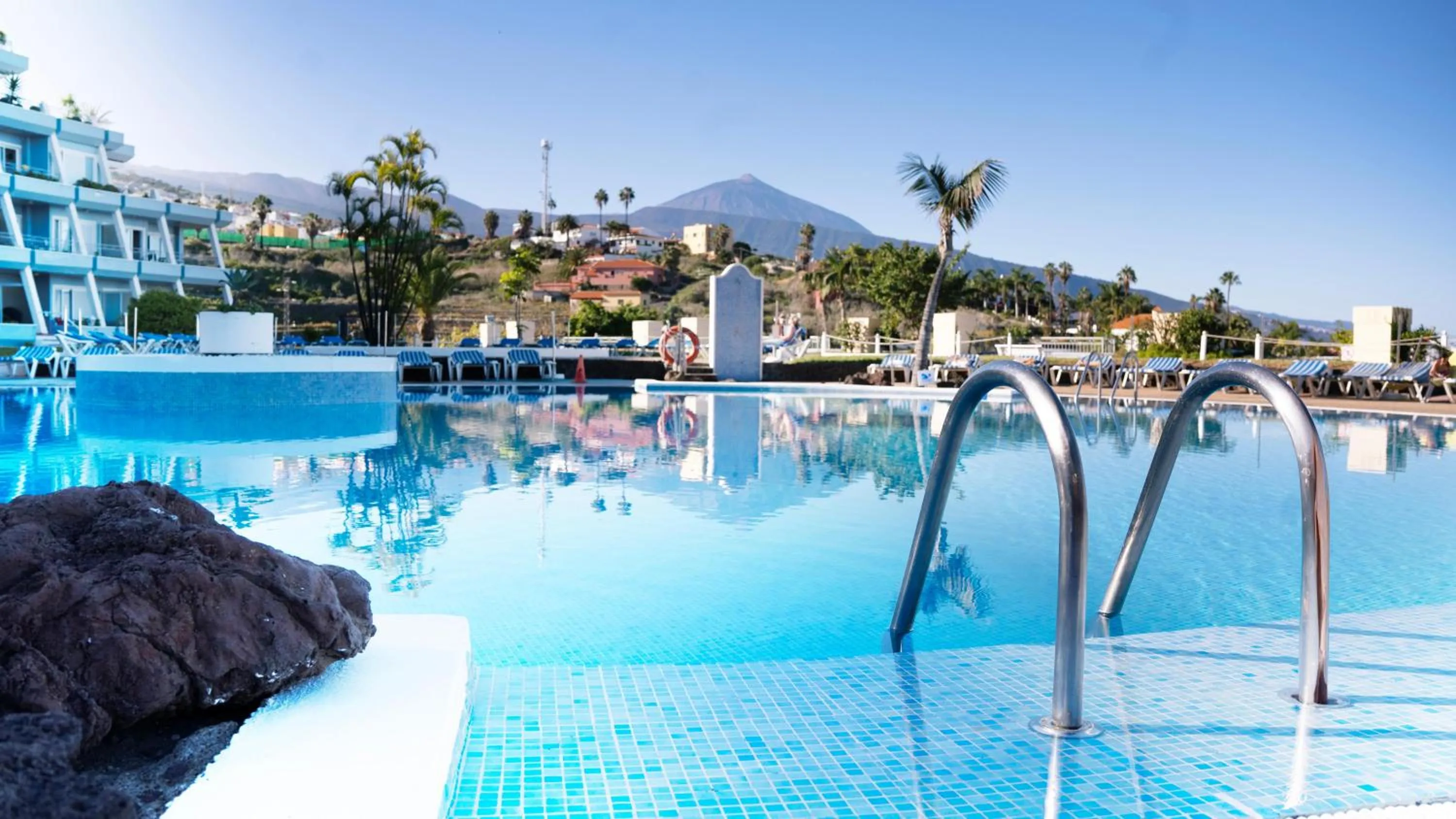 Swimming pool in Coral La Quinta Park Suites