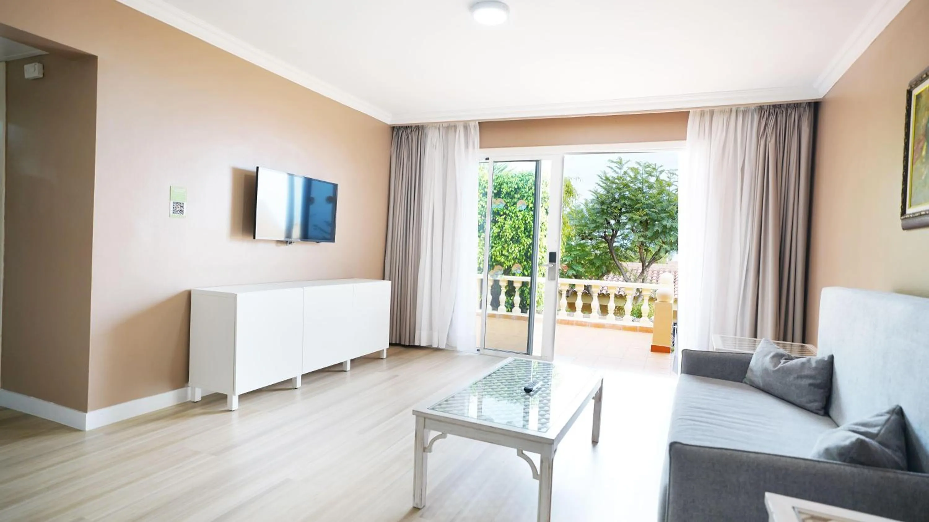 Photo of the whole room in Coral La Quinta Park Suites