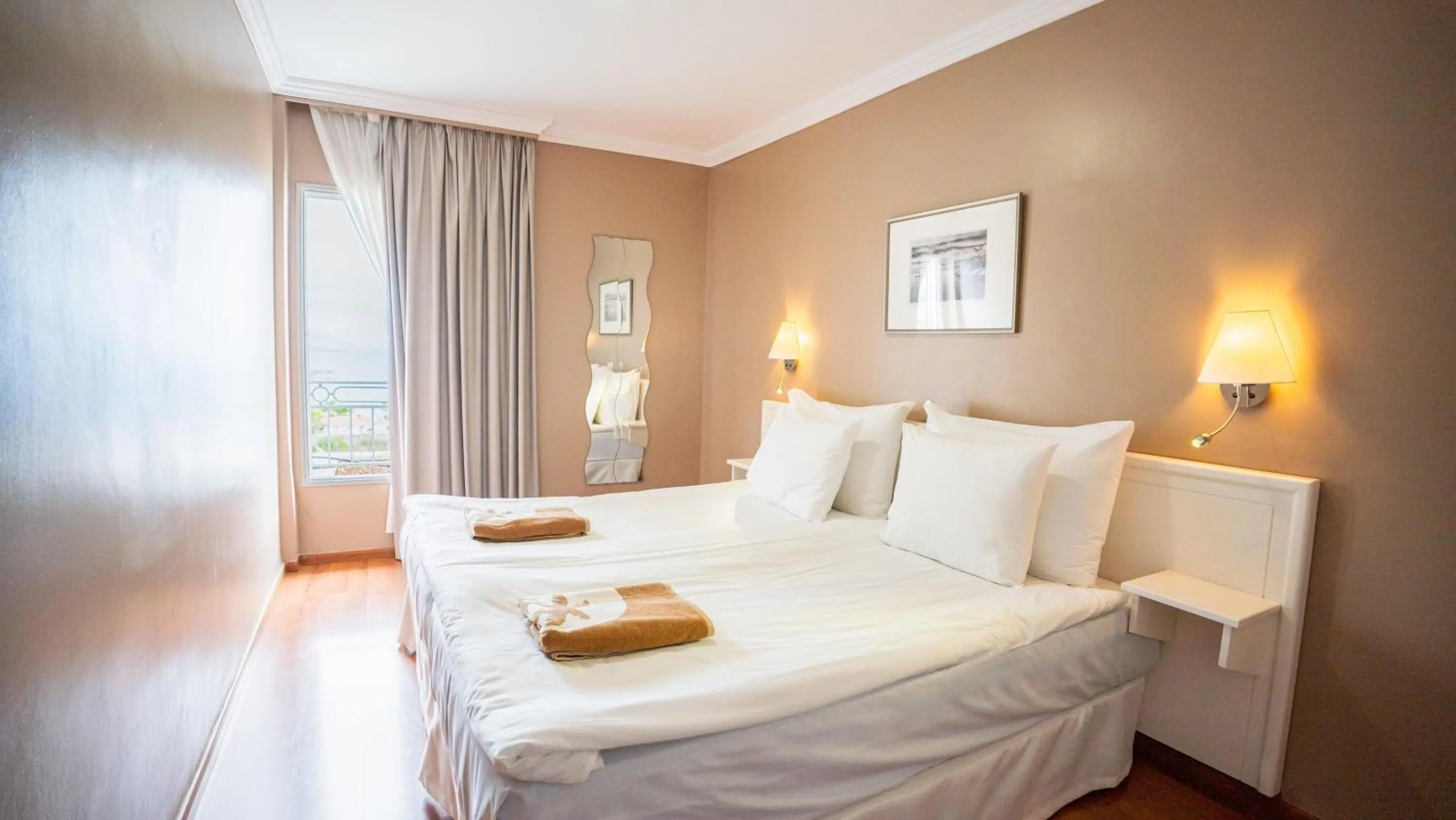 Photo of the whole room, Bed in Coral La Quinta Park Suites