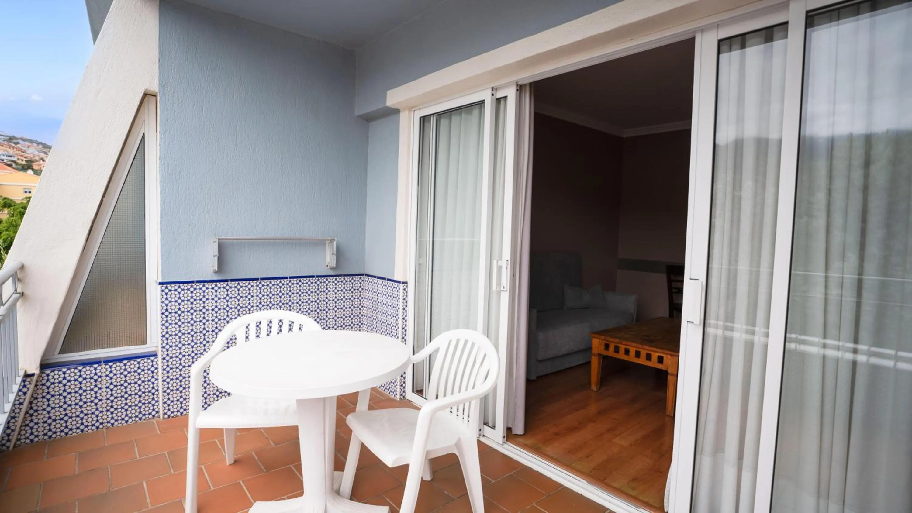 Photo of the whole room in Coral La Quinta Park Suites