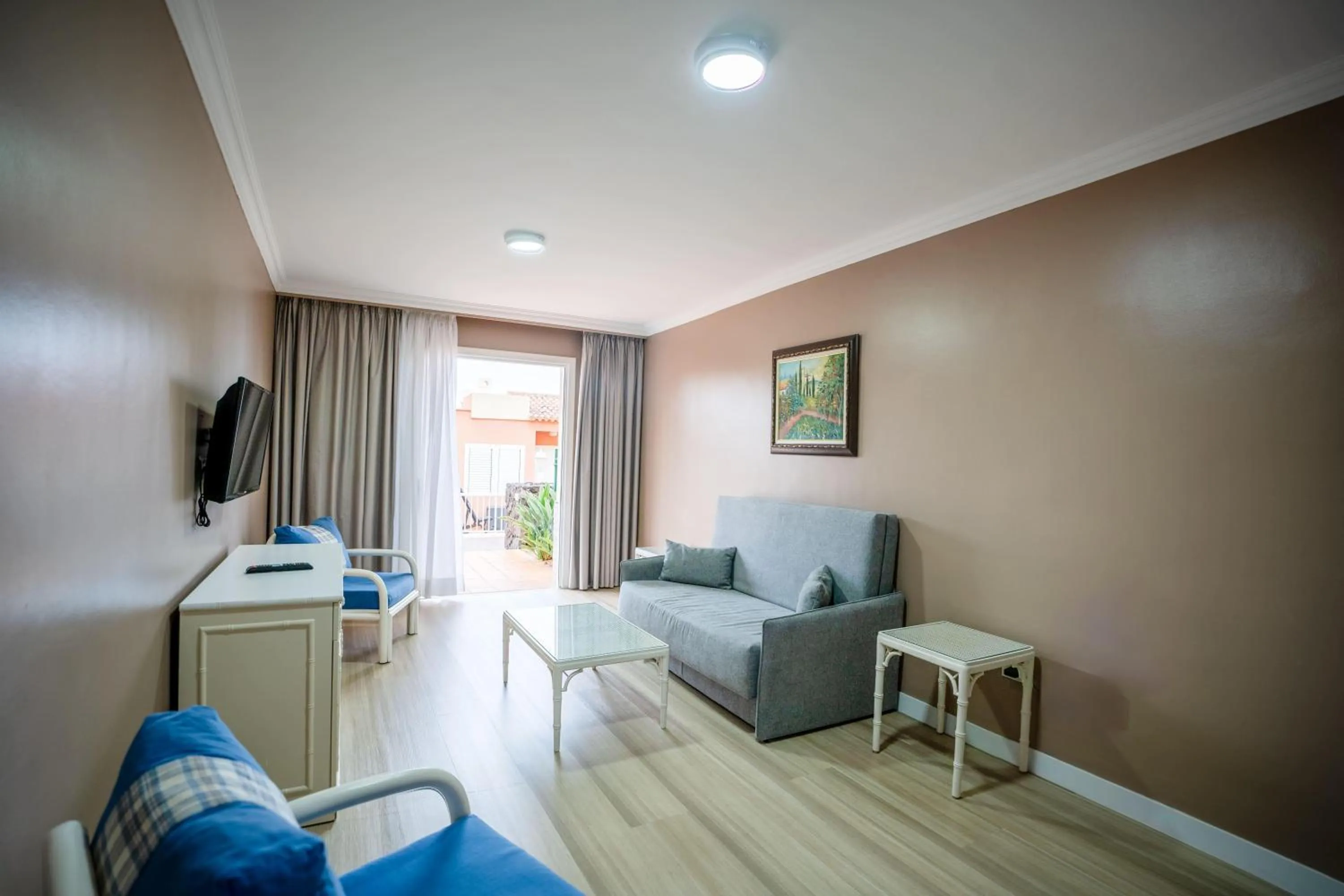 Photo of the whole room in Coral La Quinta Park Suites