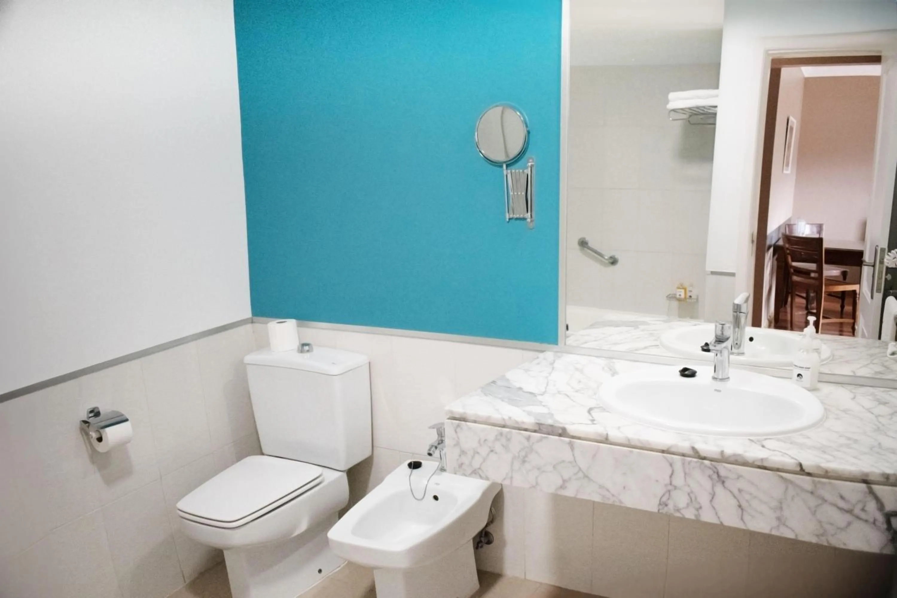 Bathroom in Coral La Quinta Park Suites