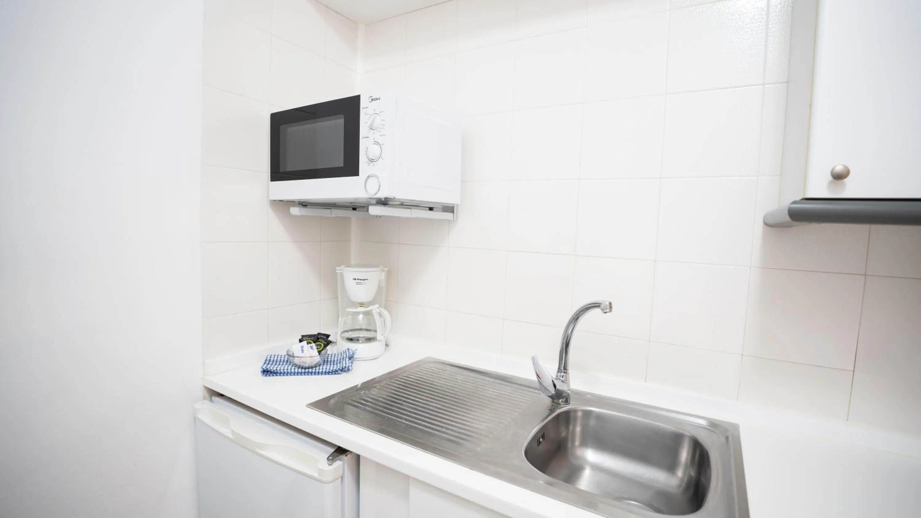 Kitchen or kitchenette in Coral La Quinta Park Suites