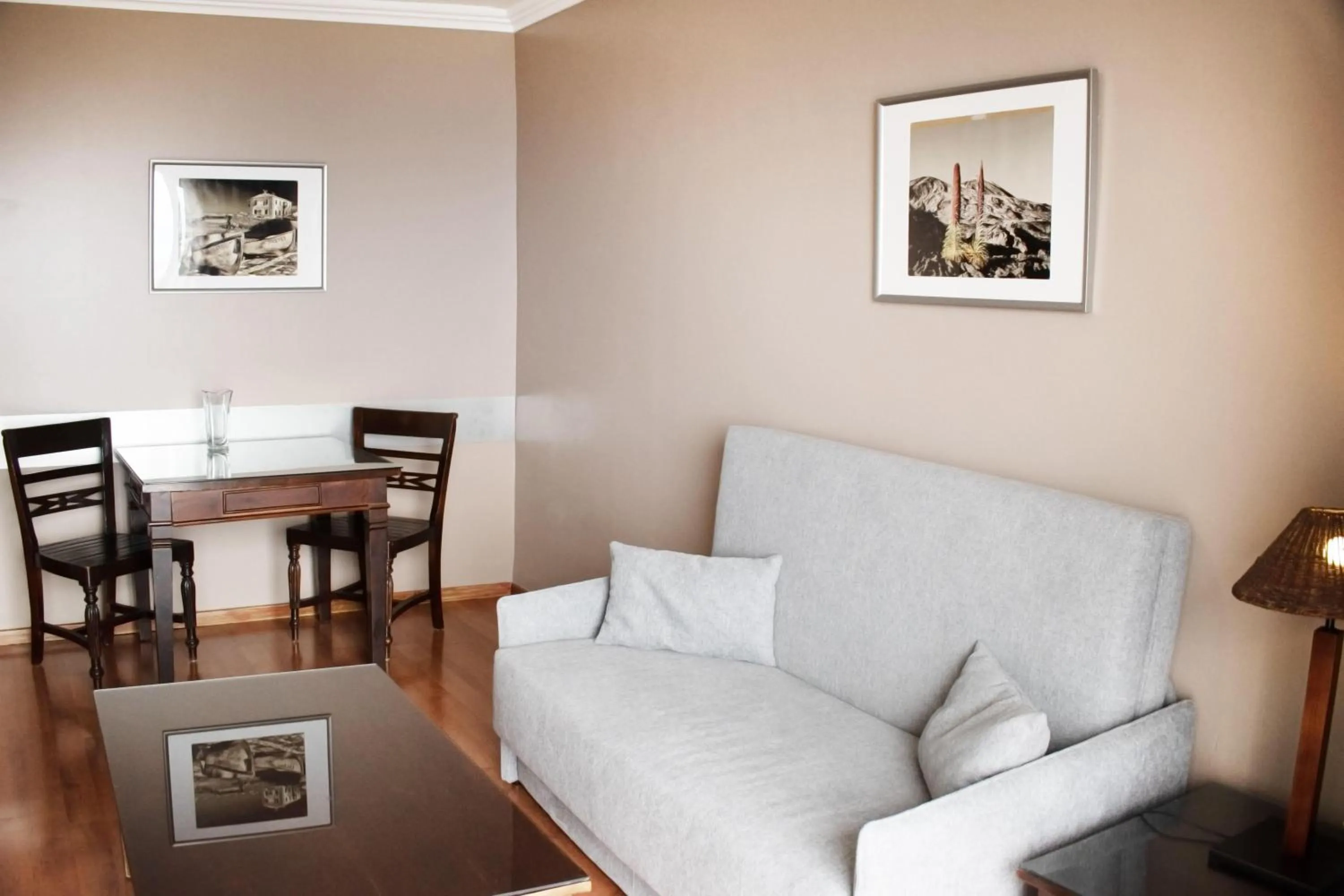 Photo of the whole room in Coral La Quinta Park Suites