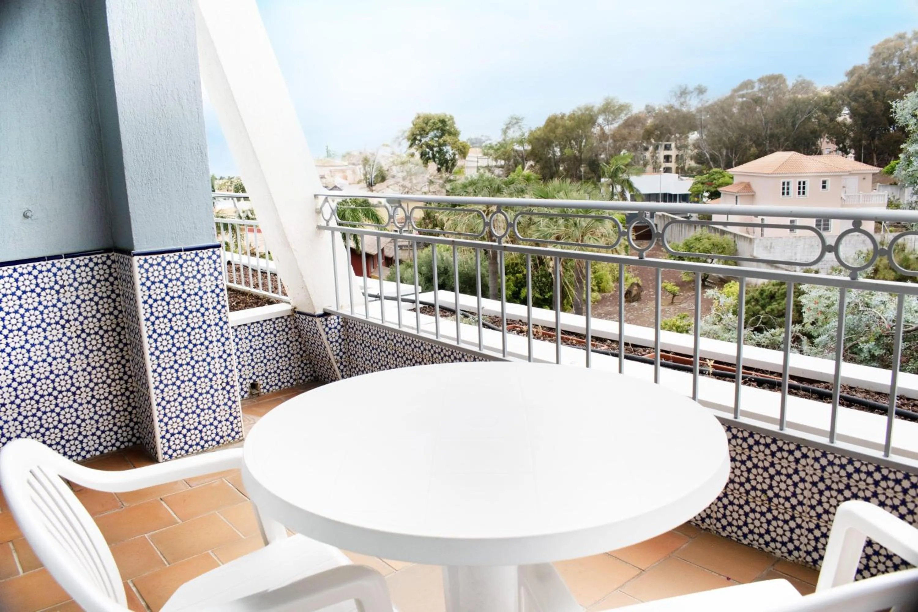 Kitchen or kitchenette in Coral La Quinta Park Suites