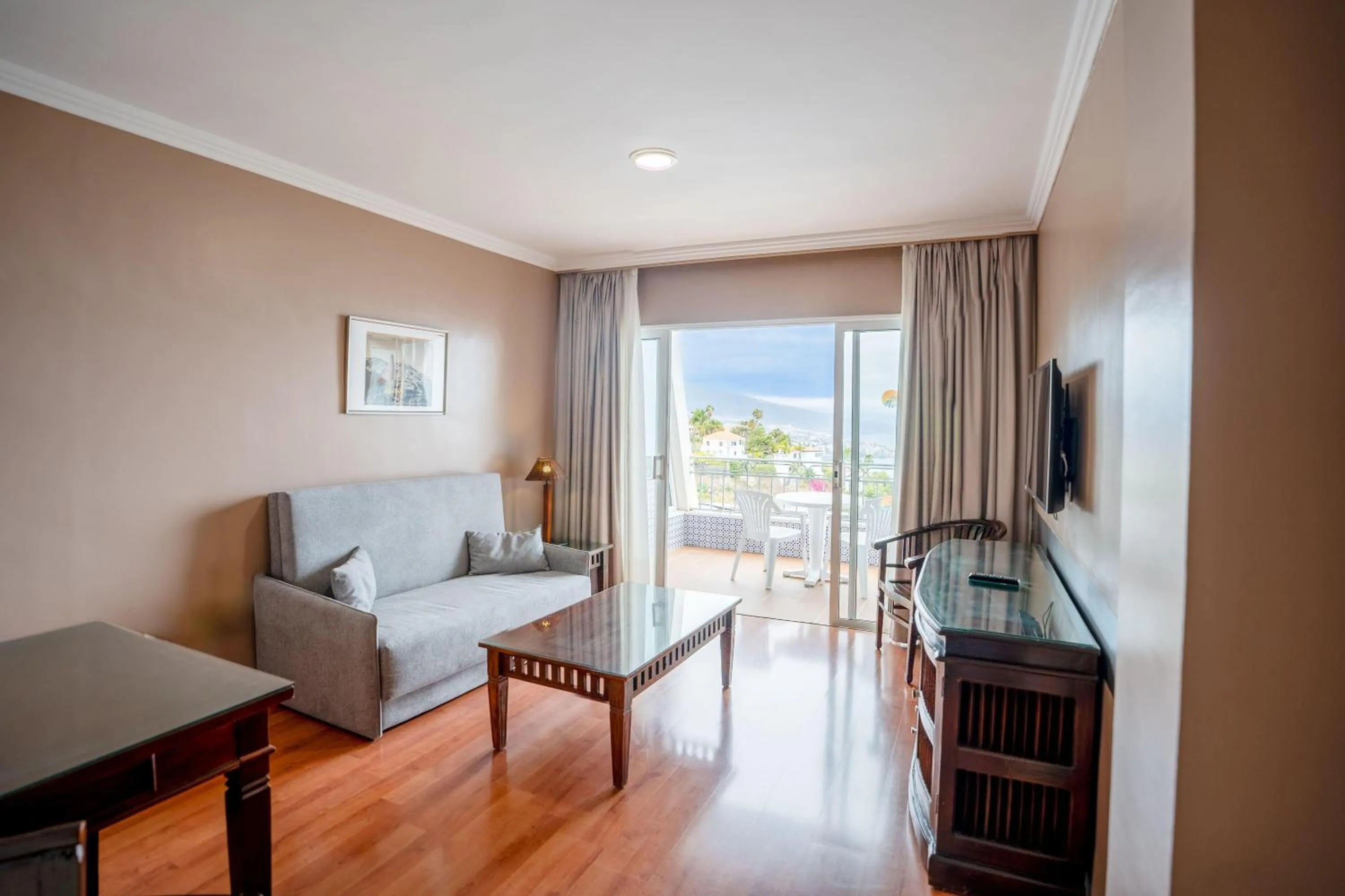 Photo of the whole room in Coral La Quinta Park Suites