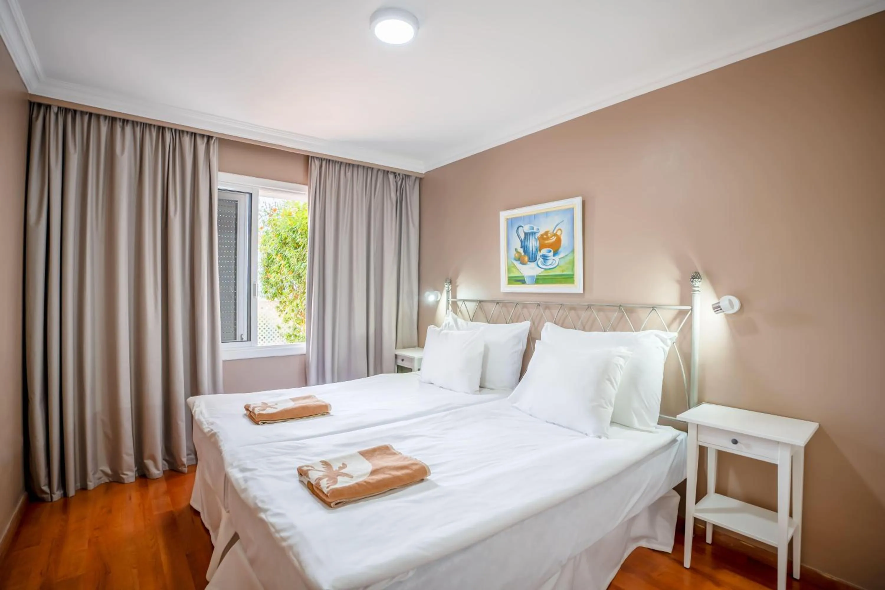 Photo of the whole room, Bed in Coral La Quinta Park Suites