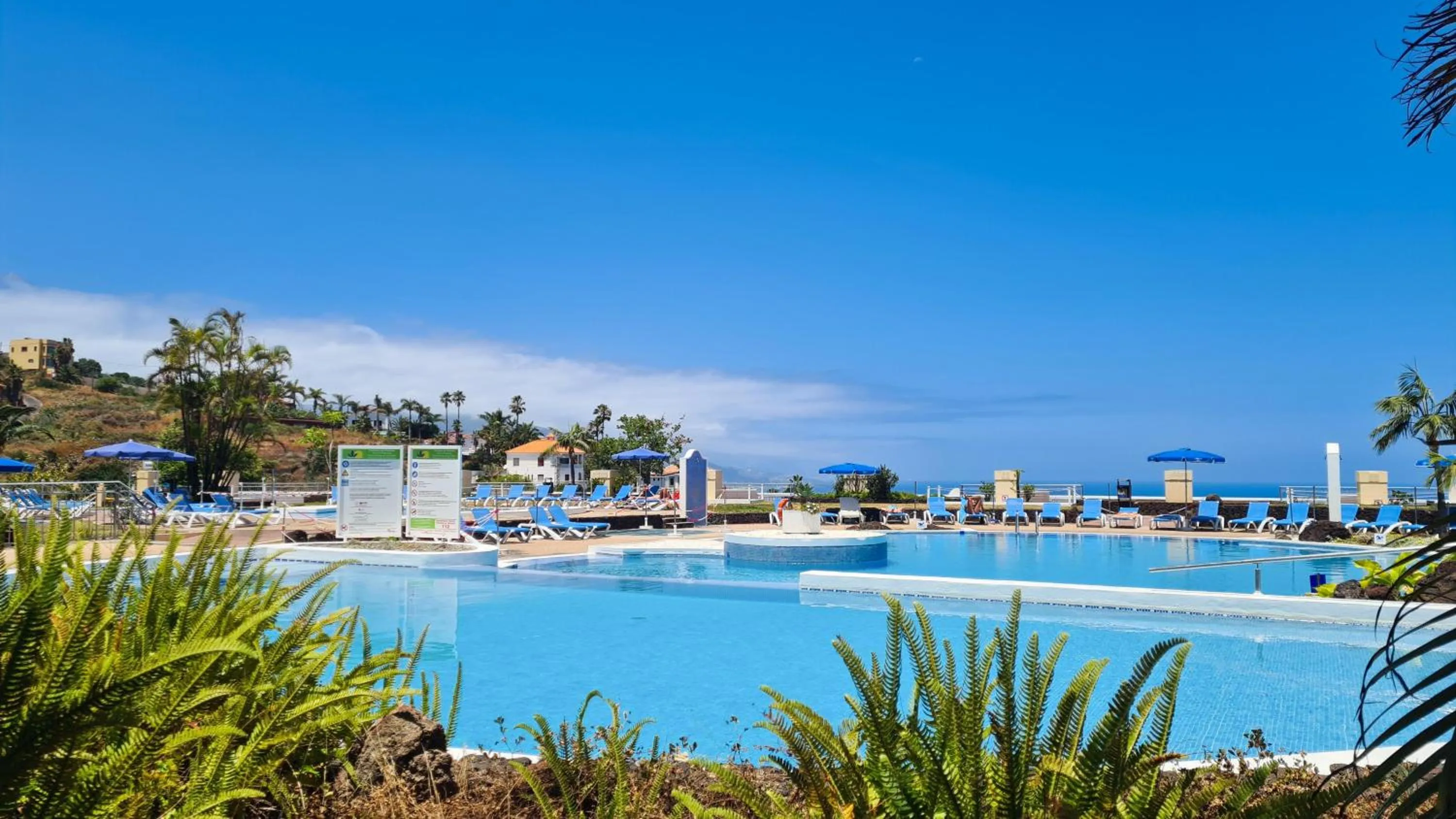 Swimming pool in Coral La Quinta Park Suites